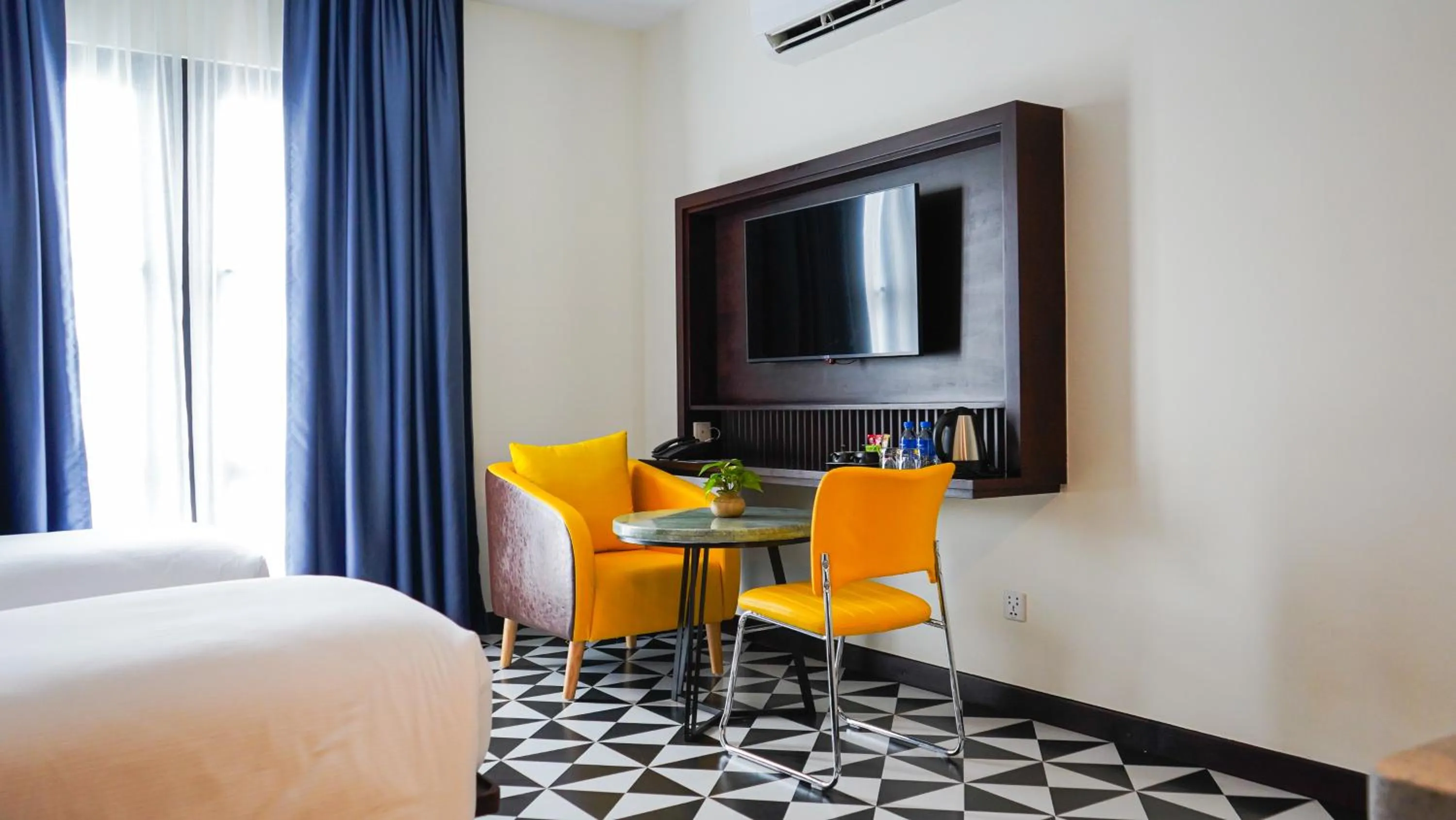 Seating area, Bed in The Twizt - Lifestyle Hostel & Hotel