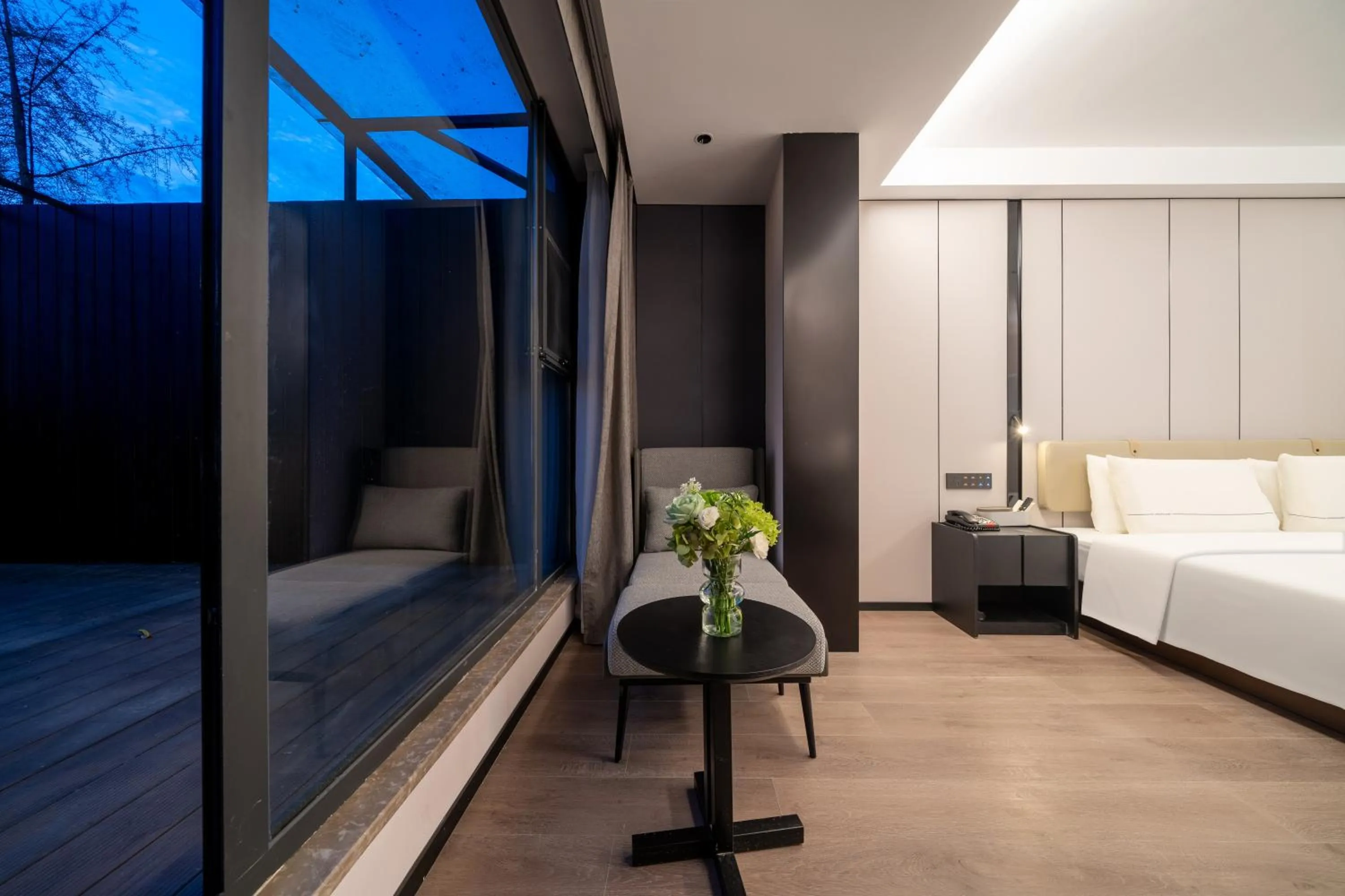 Seating area, Bed in Atour Hotel Chengdu Wuhou Temple