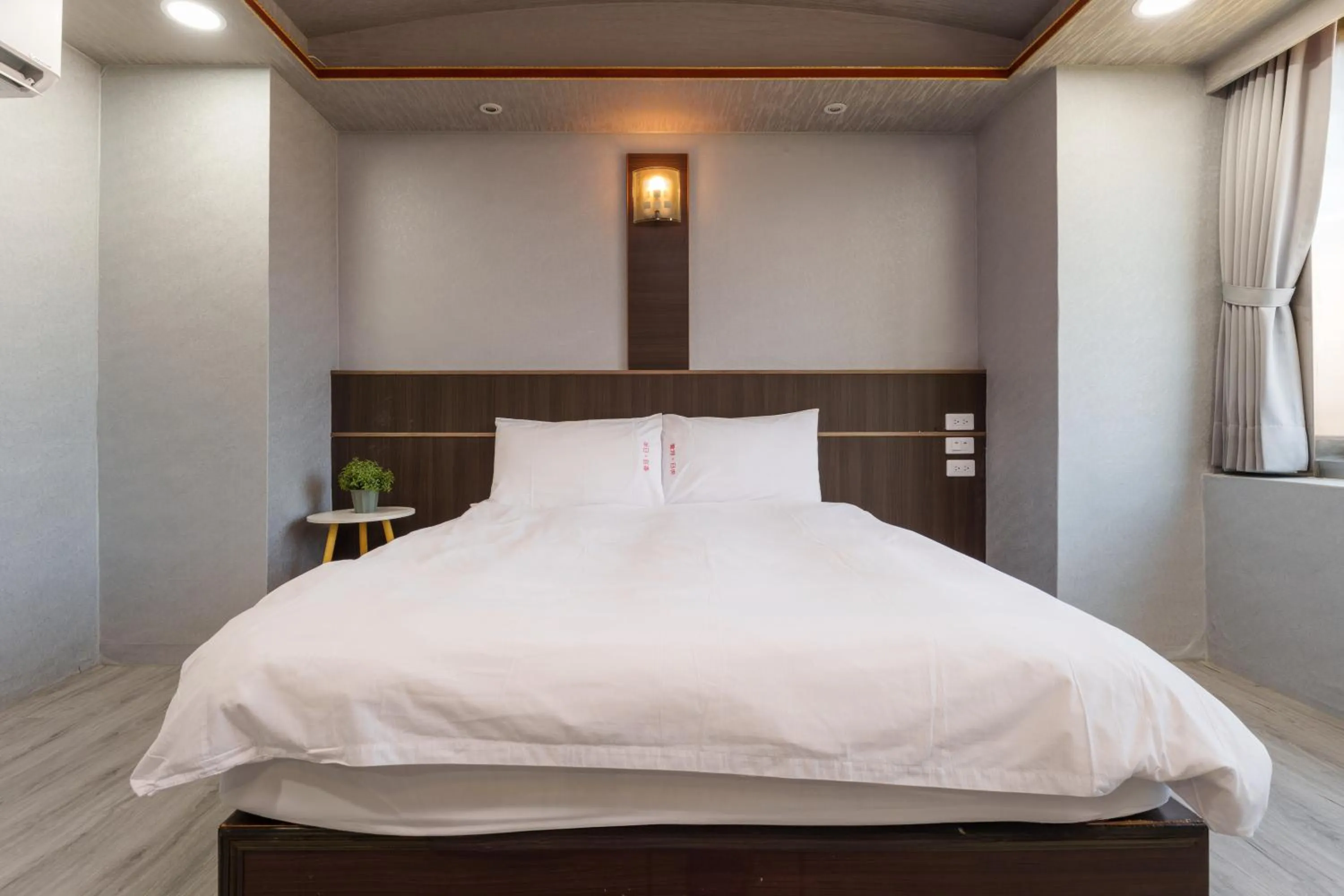 Bedroom, Bed in Love River Inn 愛河日央