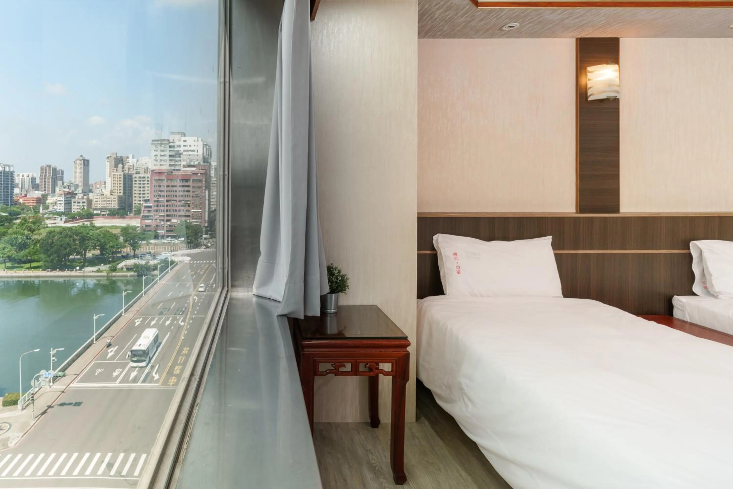 Bedroom, Bed in Love River Inn 愛河日央