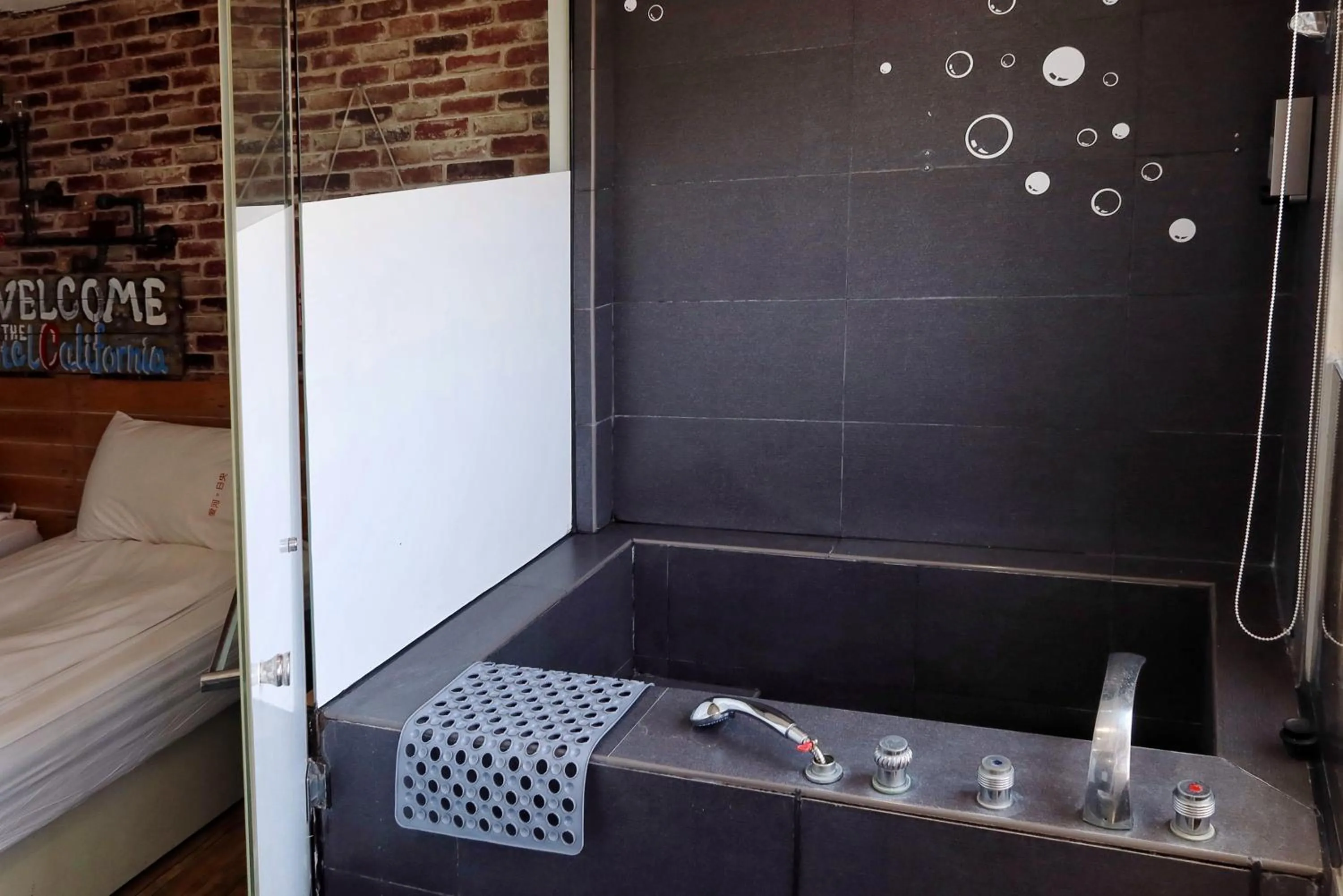 Bathroom, Bed in Love River Inn 愛河日央