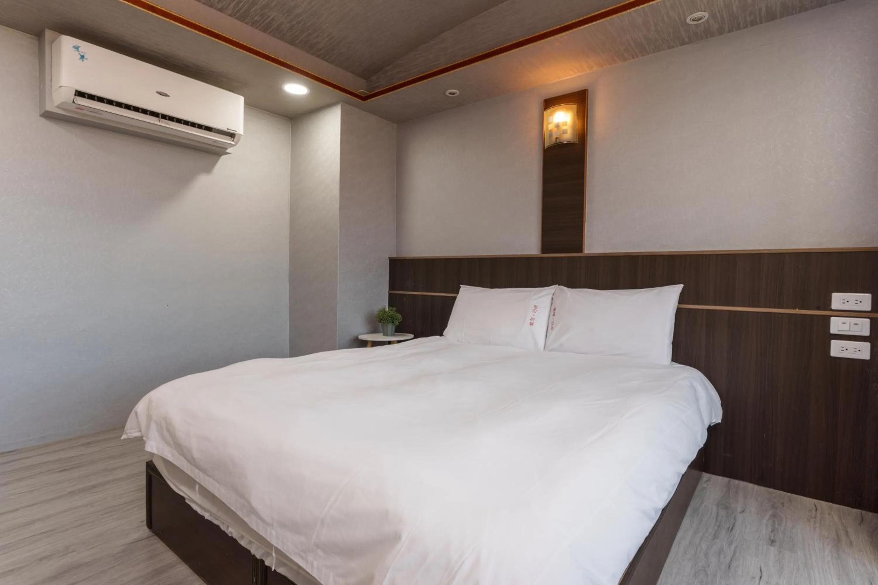 Bedroom, Bed in Love River Inn 愛河日央