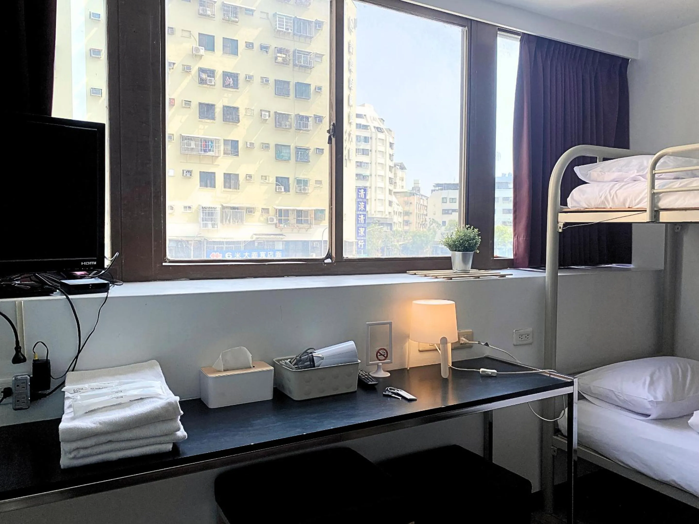 Seating area, Bed in Love River Inn 愛河日央