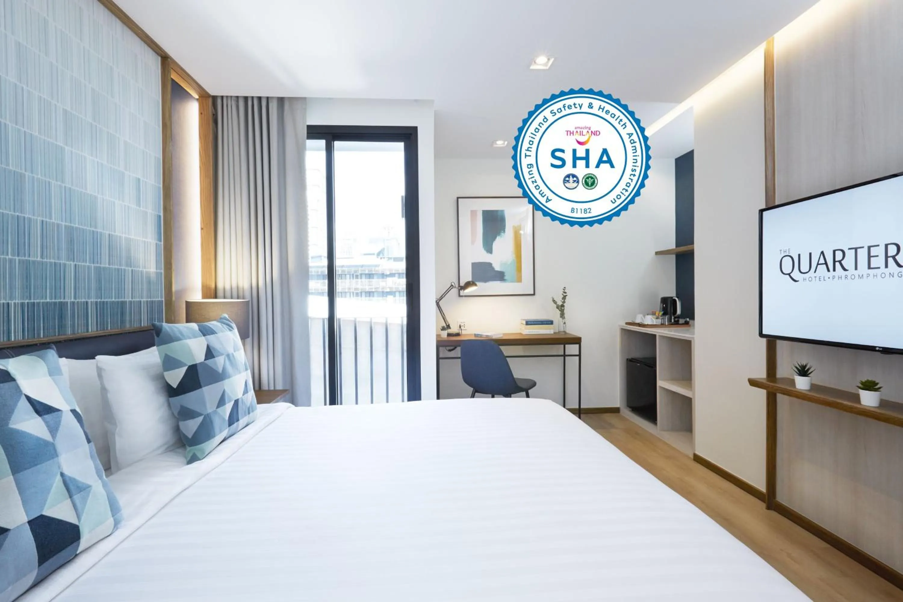 Photo of the whole room, Bed in The Quarter Phromphong by UHG