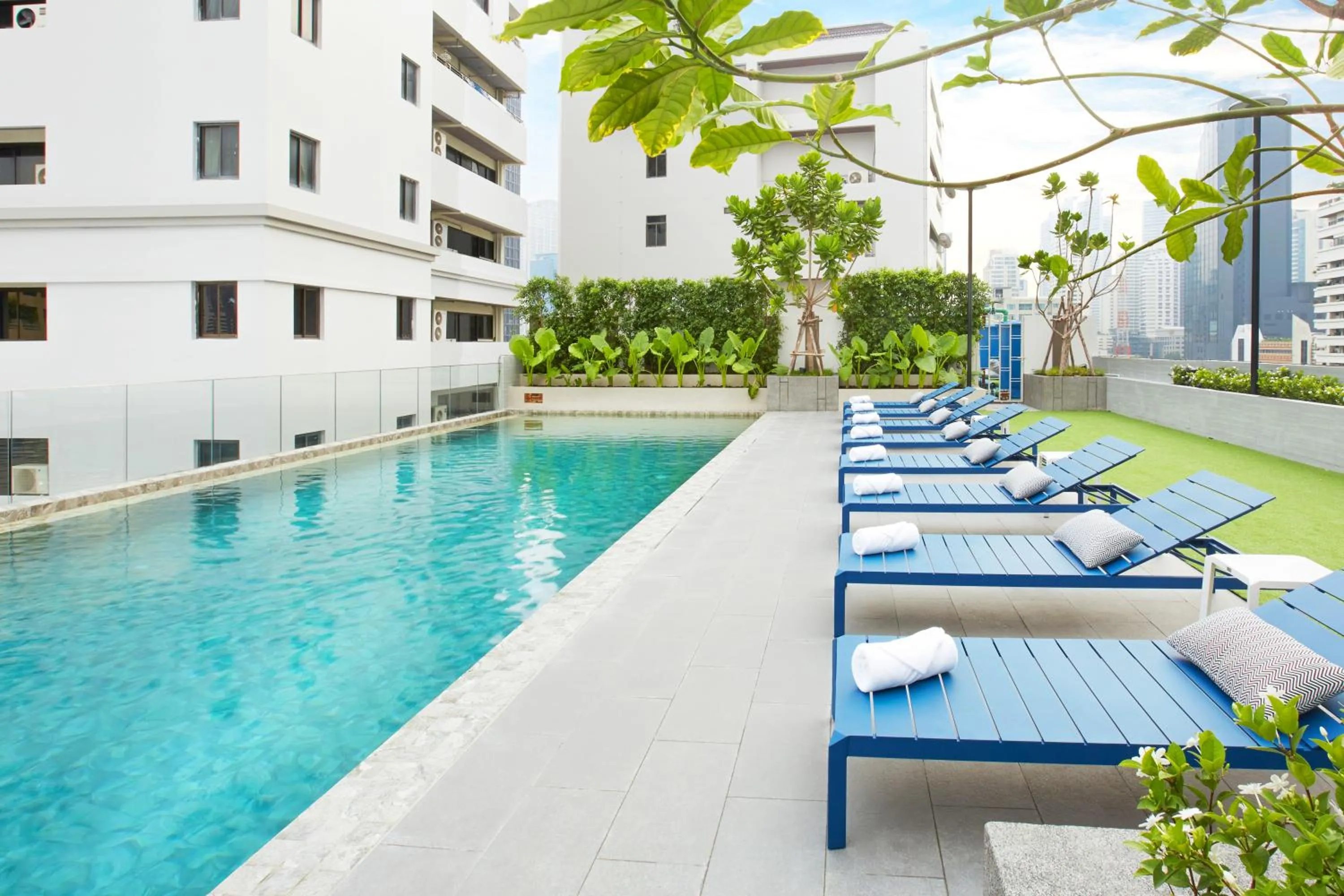 Swimming pool in The Quarter Phromphong by UHG