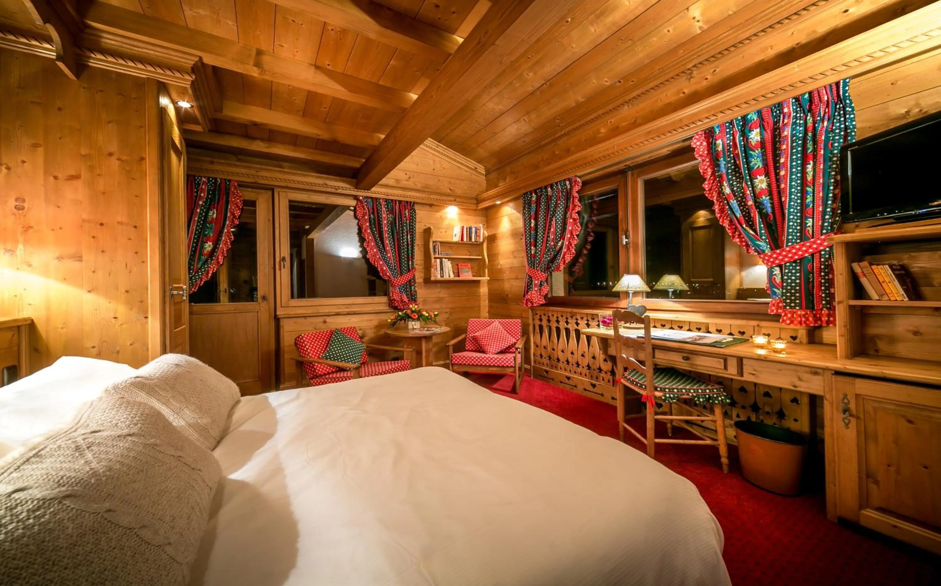 Shower, Bed in Hotel & Spa Le Dahu