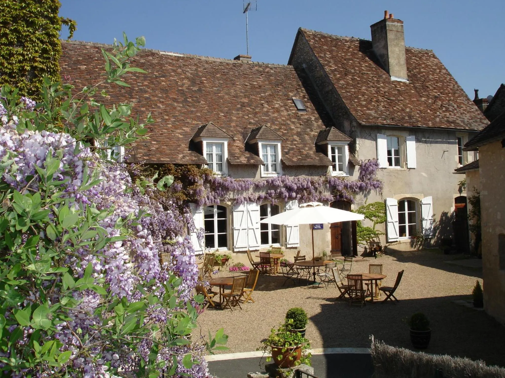 Patio in Le Relais du Lyon d'Or