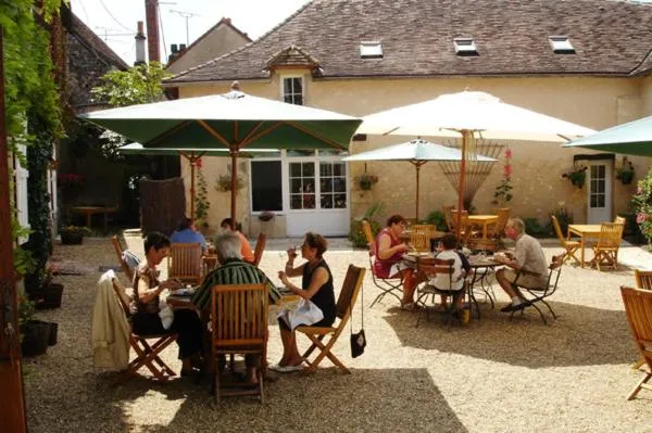 Patio in Le Relais du Lyon d'Or