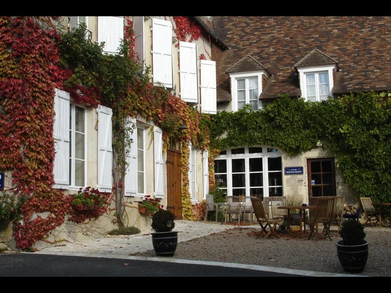 Facade/entrance in Le Relais du Lyon d'Or