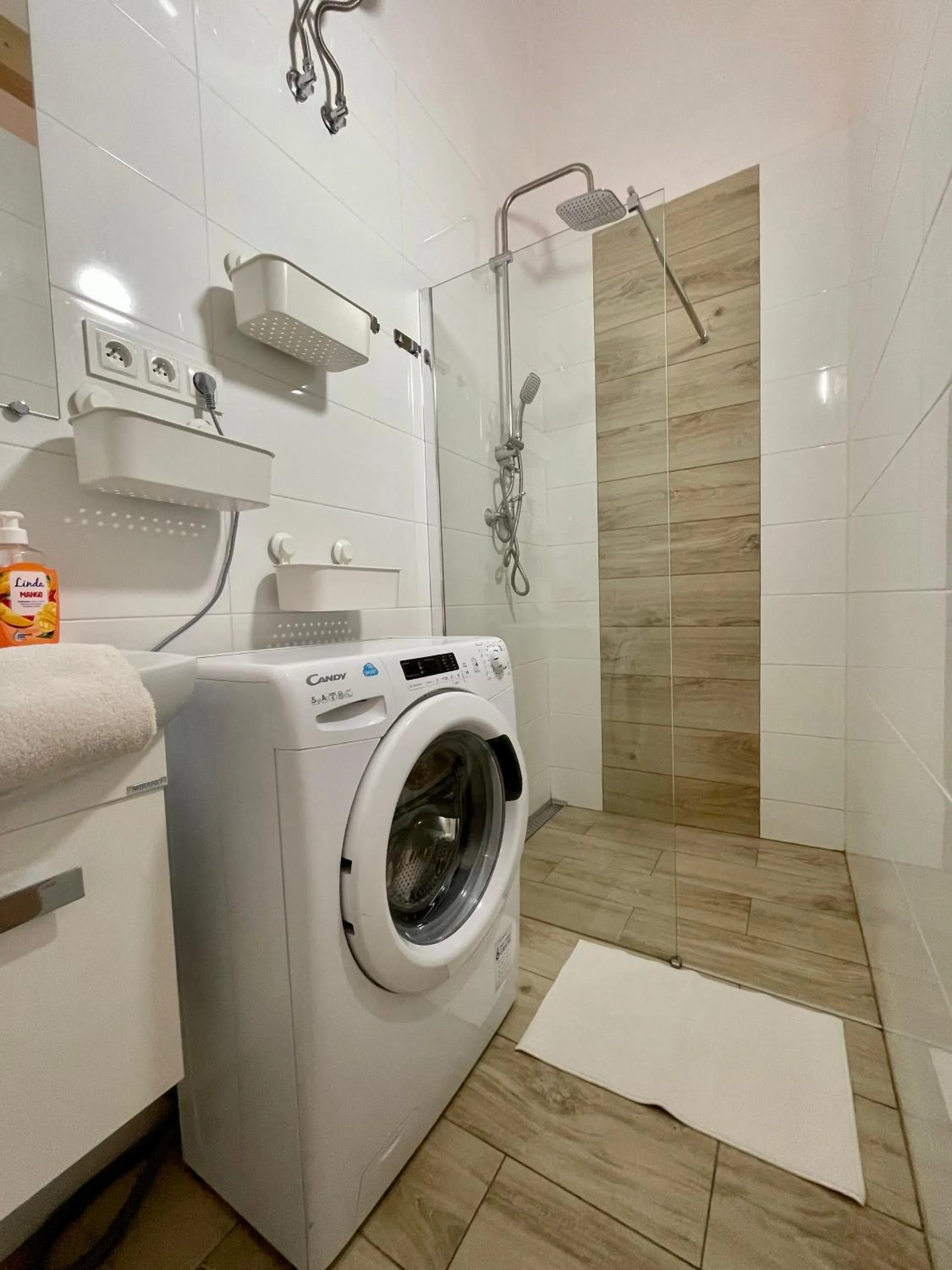 Shower in Roller Aparthotel