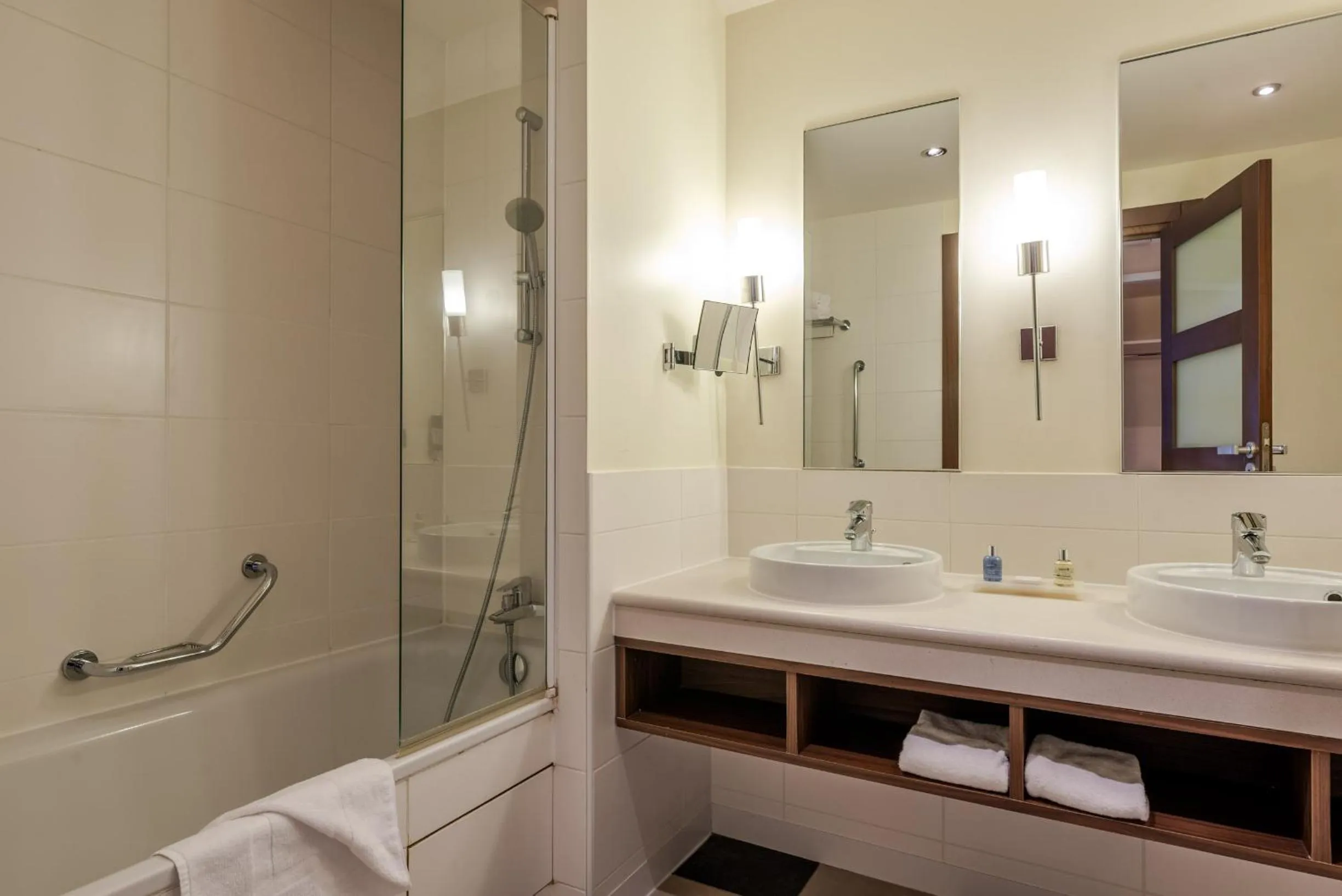 Bathroom in Radisson Blu Hotel Paris, Marne-la-Vallée