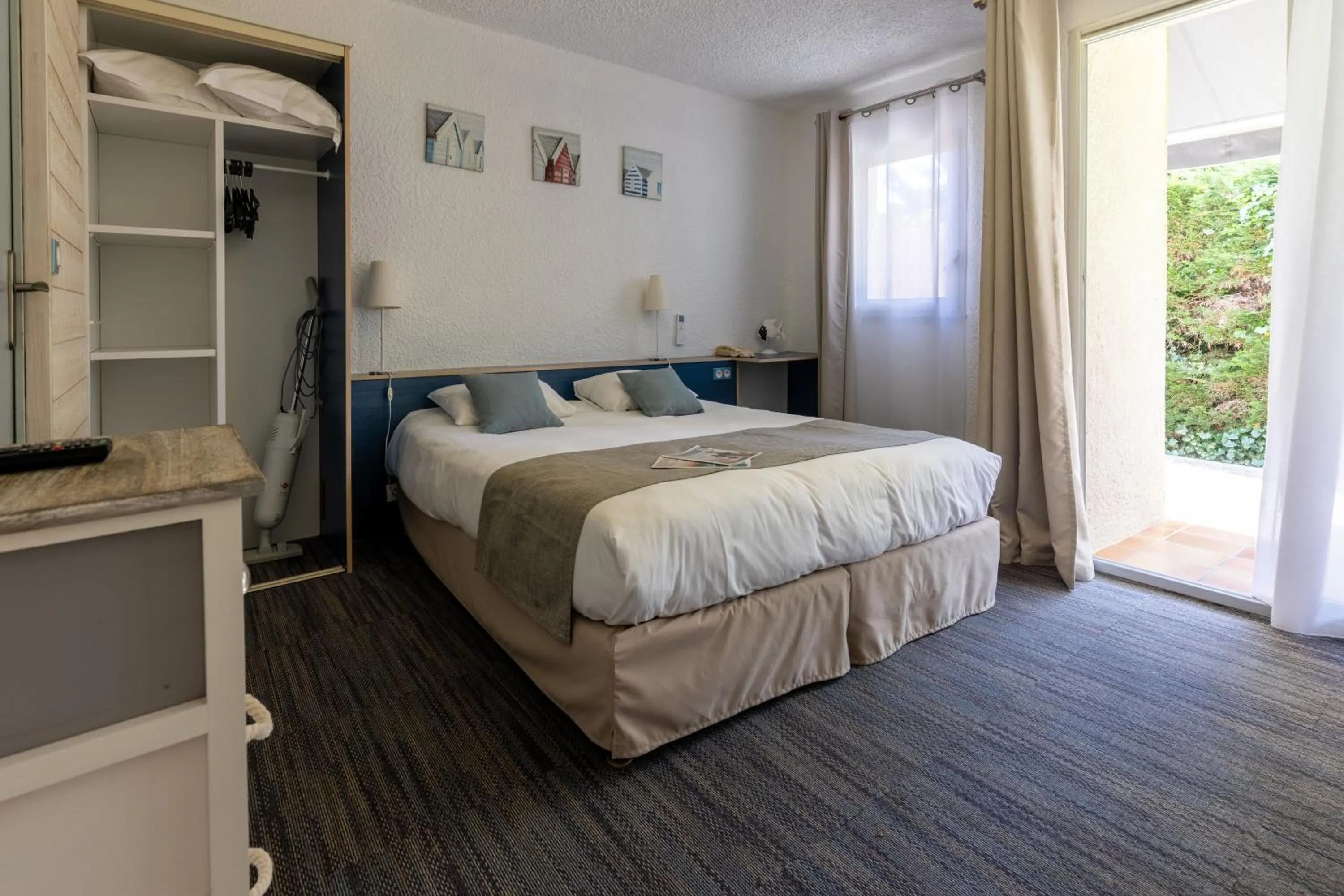 Bed in Logis Hôtel de la Plage