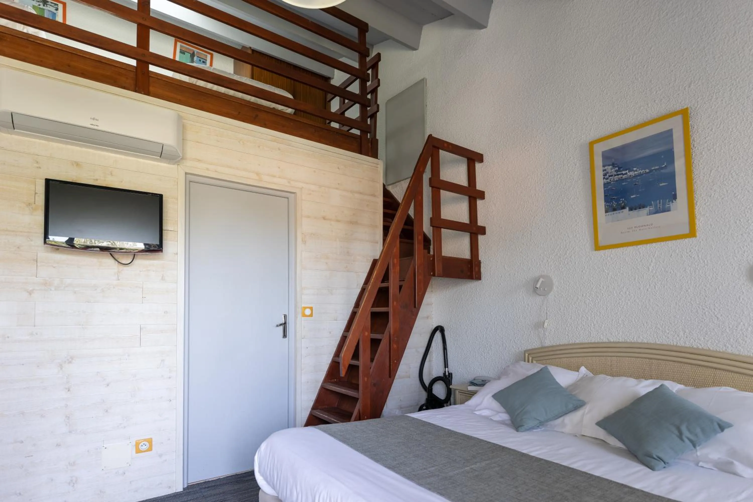 Bed in Logis Hôtel de la Plage
