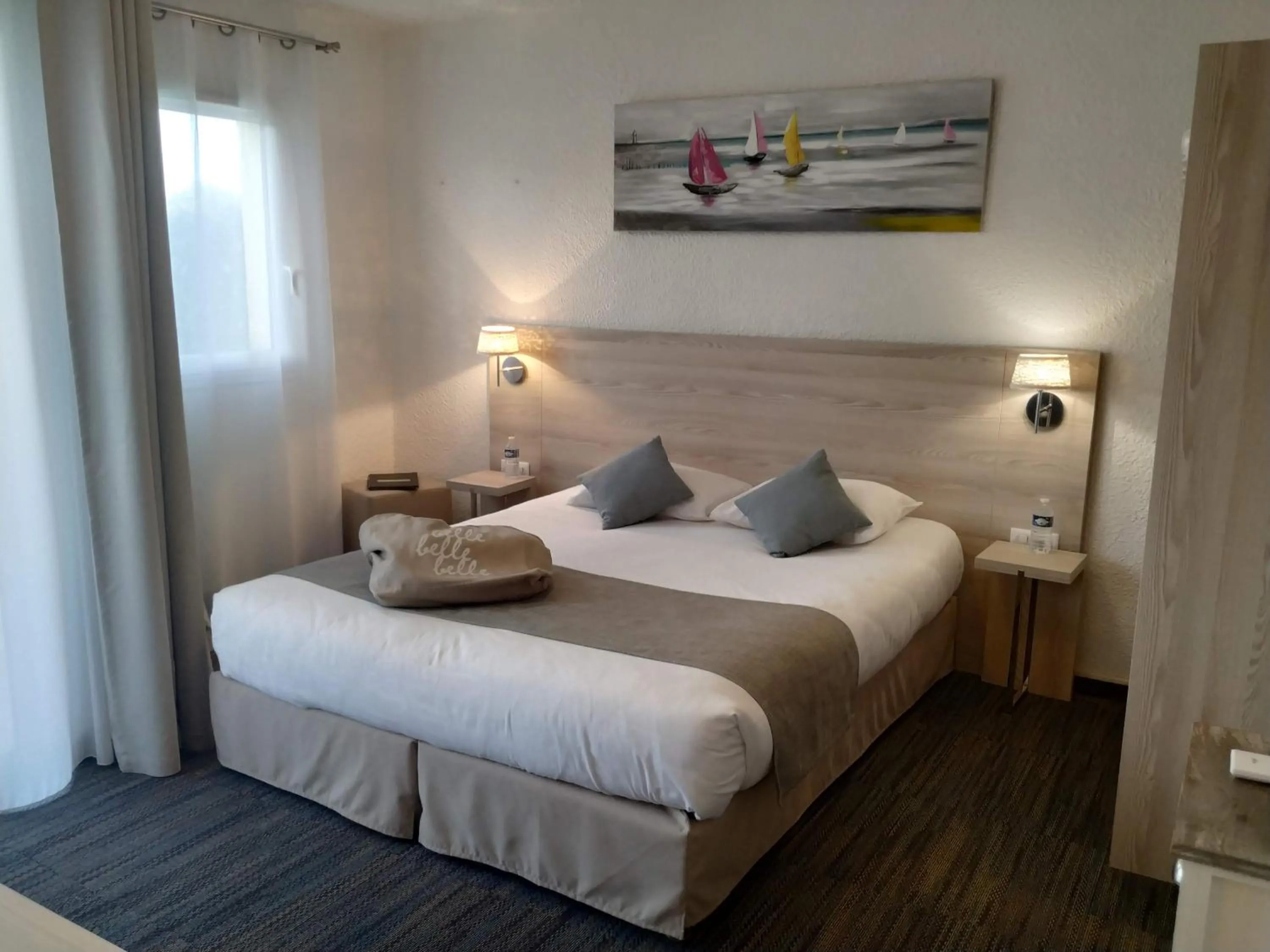 Bed in Logis Hôtel de la Plage