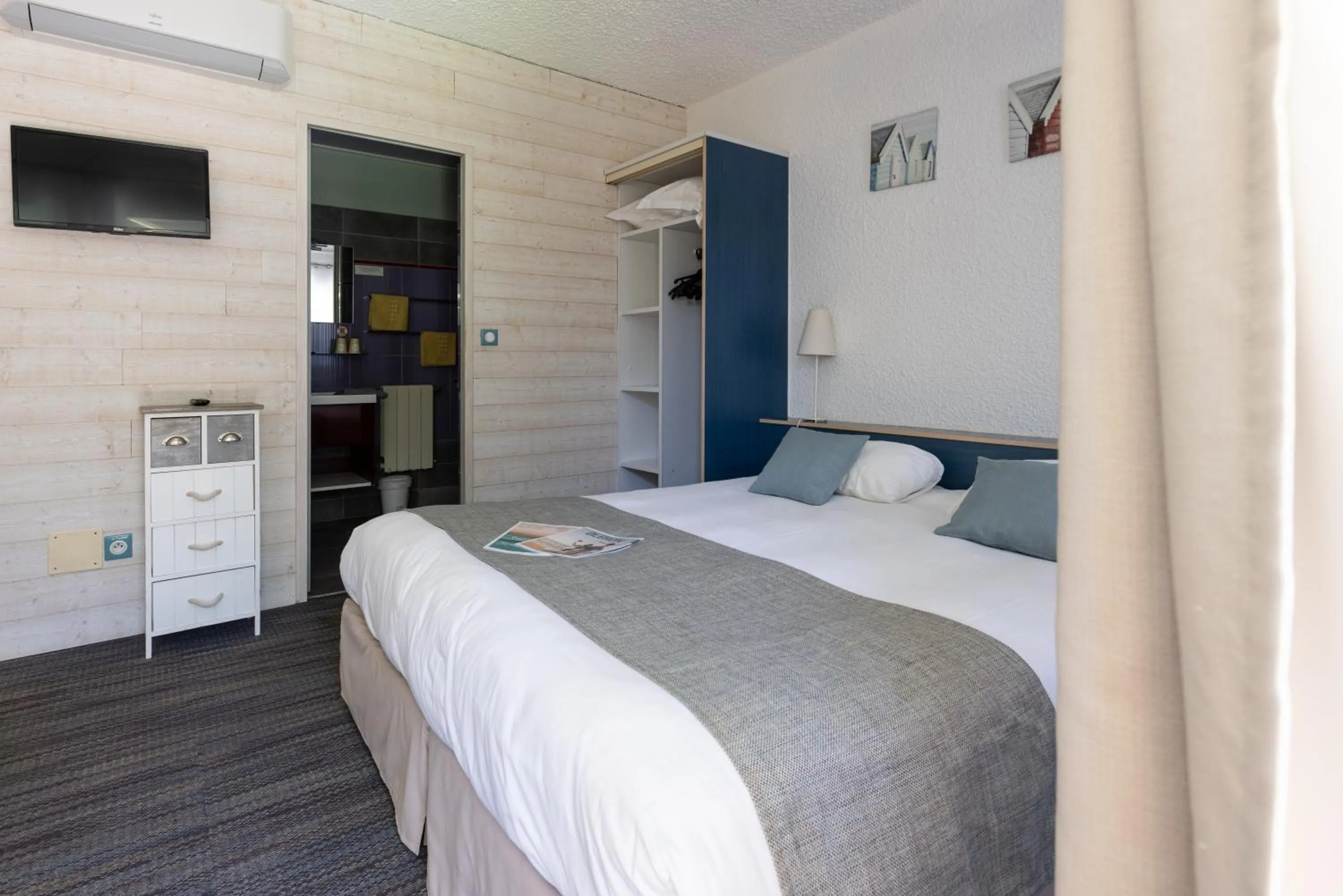 Bed in Logis Hôtel de la Plage