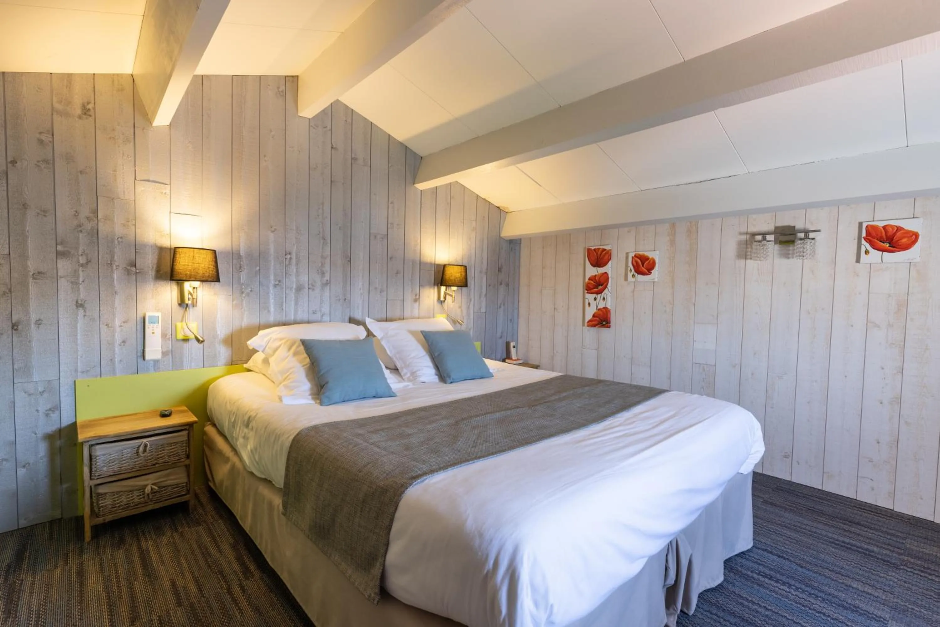 Bed in Logis Hôtel de la Plage
