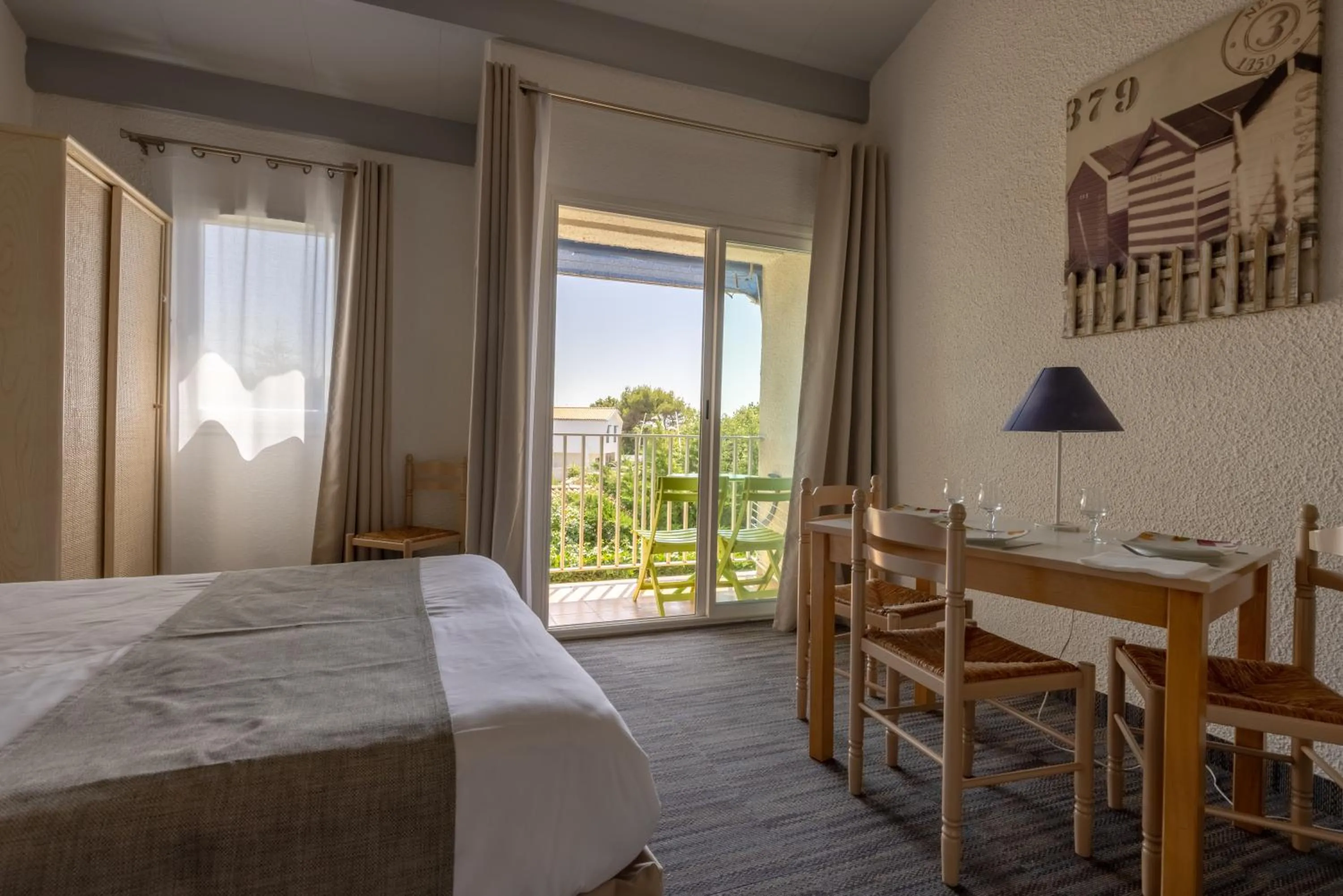 Bed in Logis Hôtel de la Plage