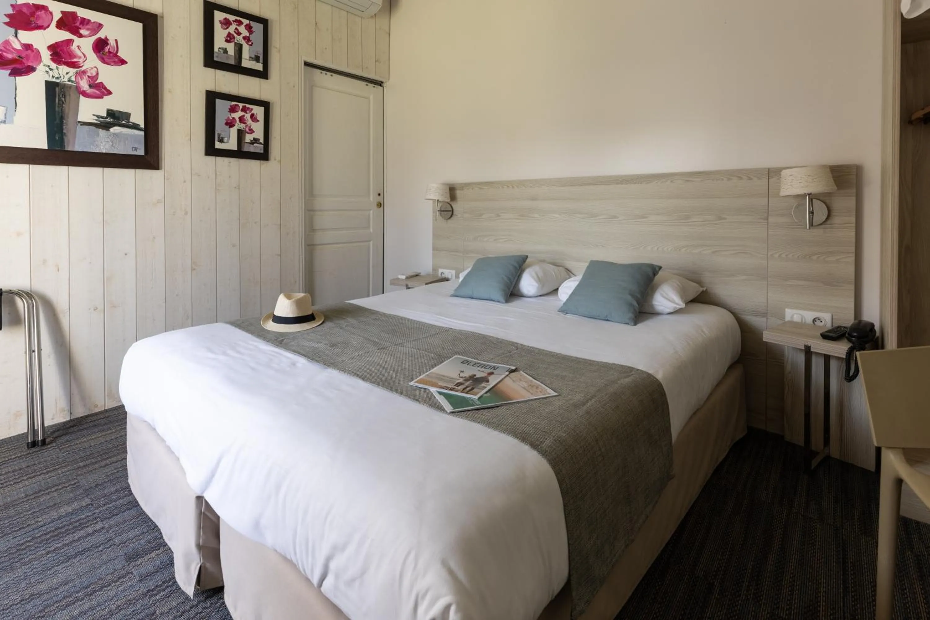 Bed in Logis Hôtel de la Plage