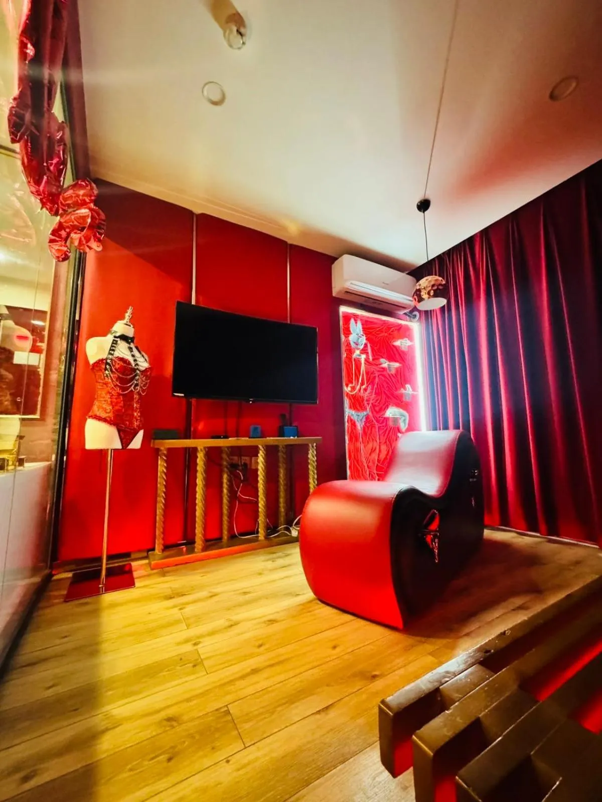 TV and multimedia in Nomado Boutique Hotel