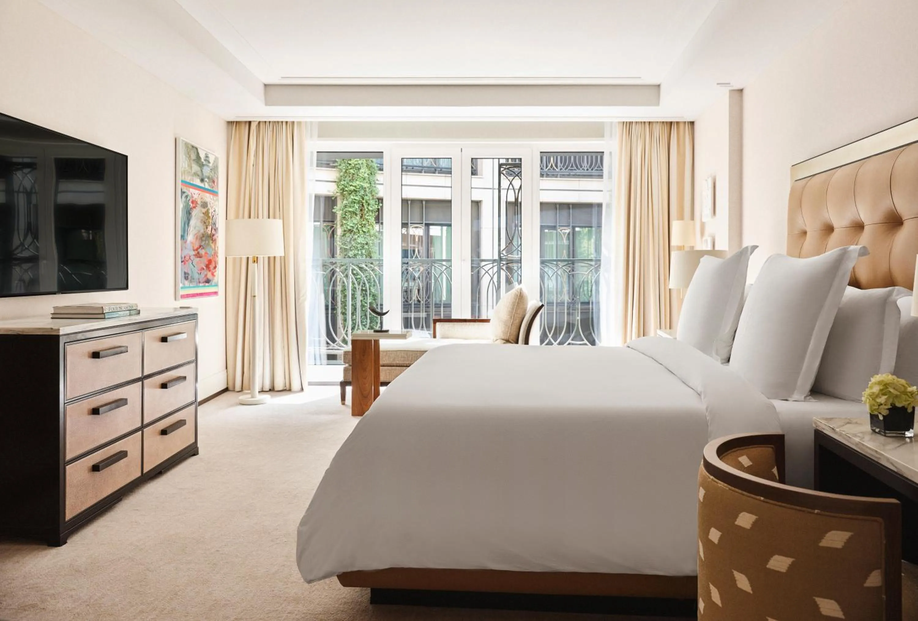 Bedroom, Bed in Four Seasons Hotel Madrid