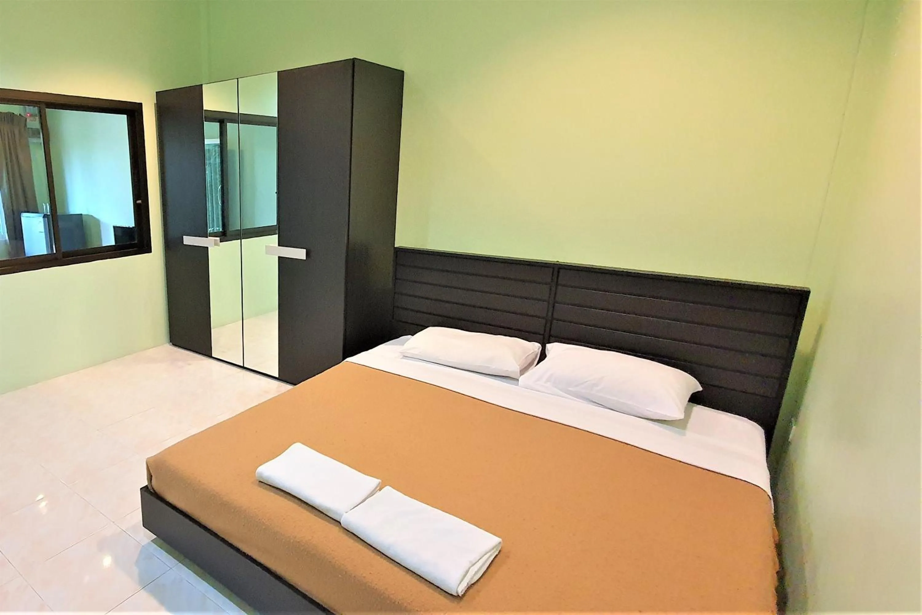 Bed in Chalong Stay Well by Palai Seafood