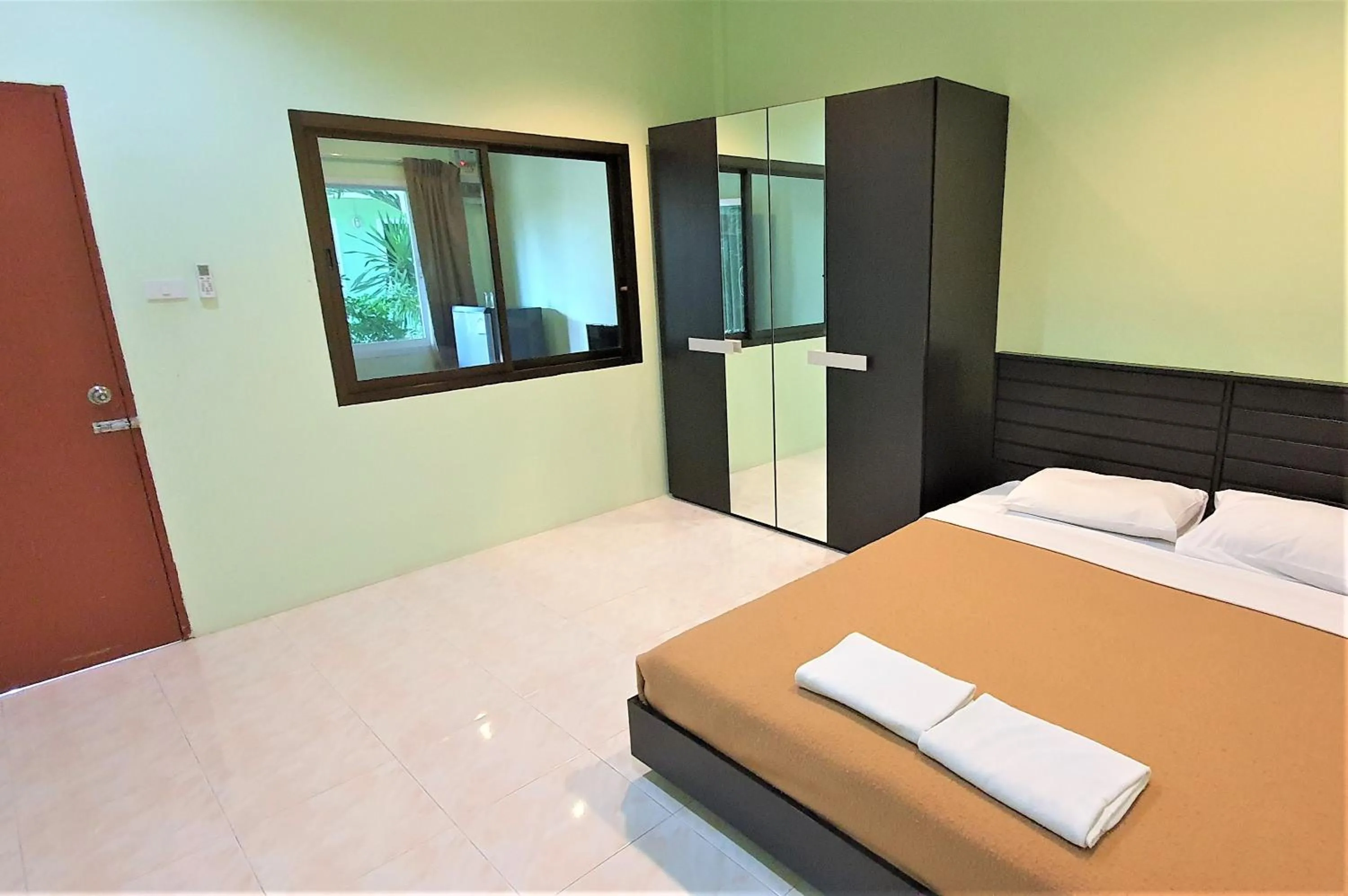 Bed in Chalong Stay Well by Palai Seafood