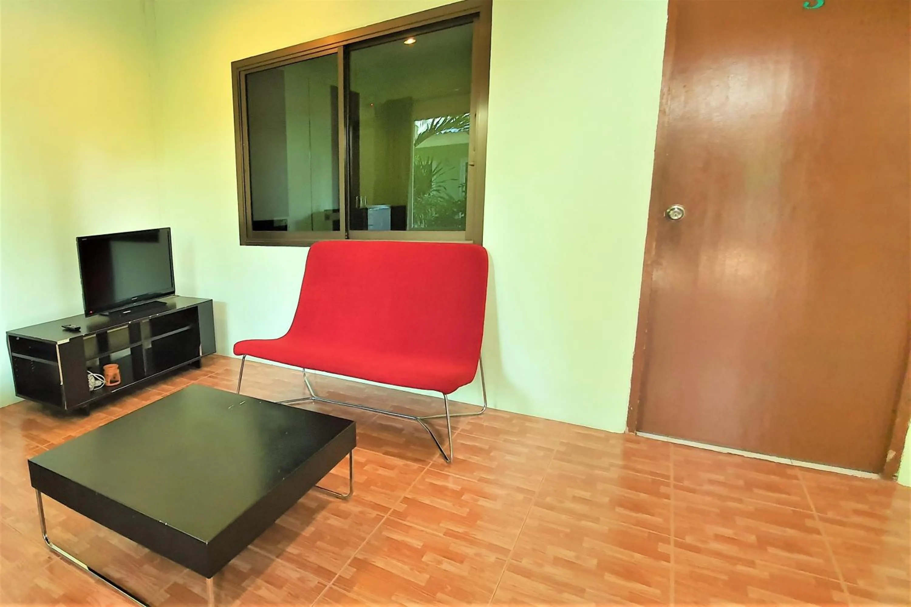 TV and multimedia in Chalong Stay Well by Palai Seafood