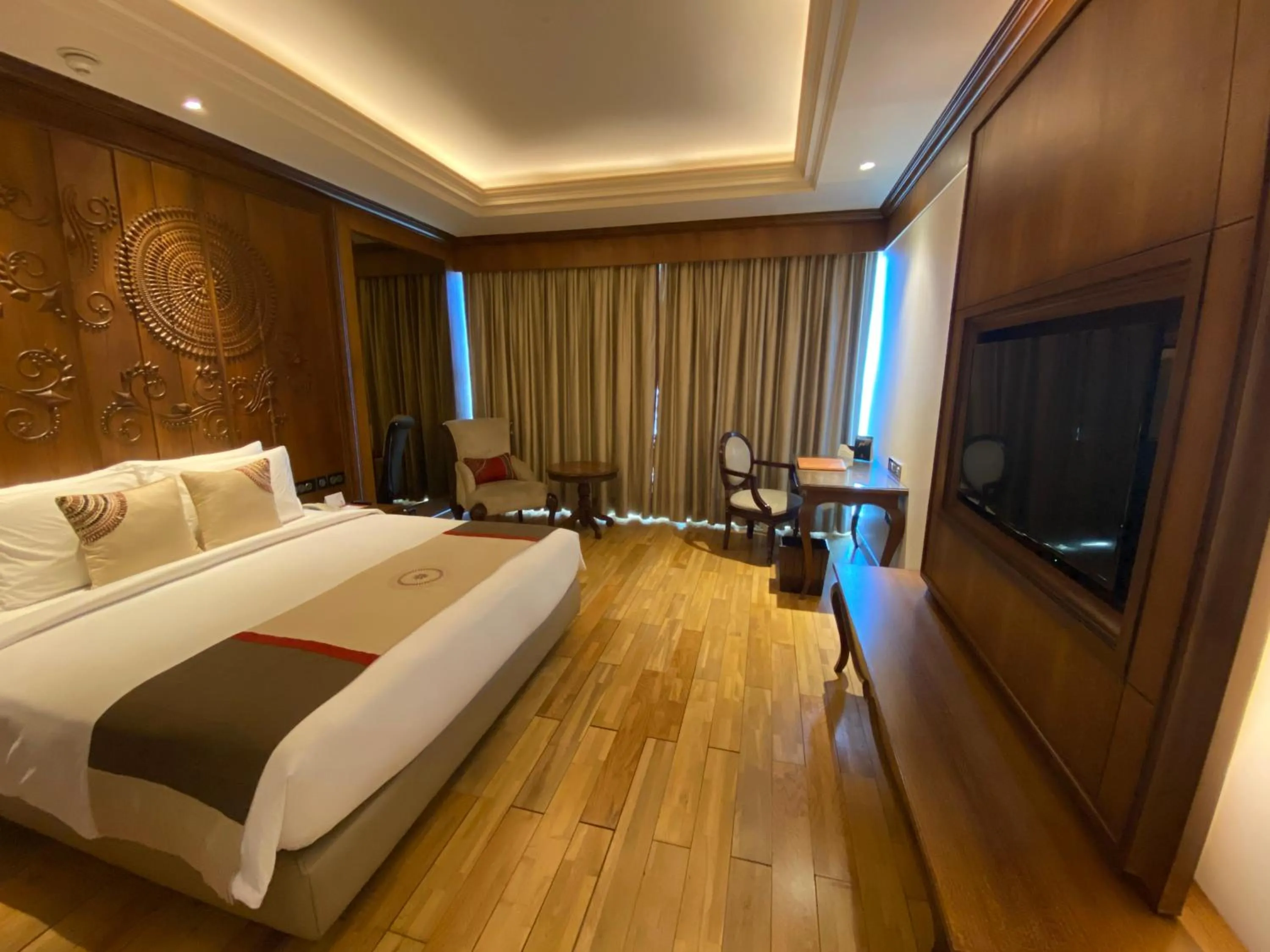Photo of the whole room, Bed in Seven Seas Hotel