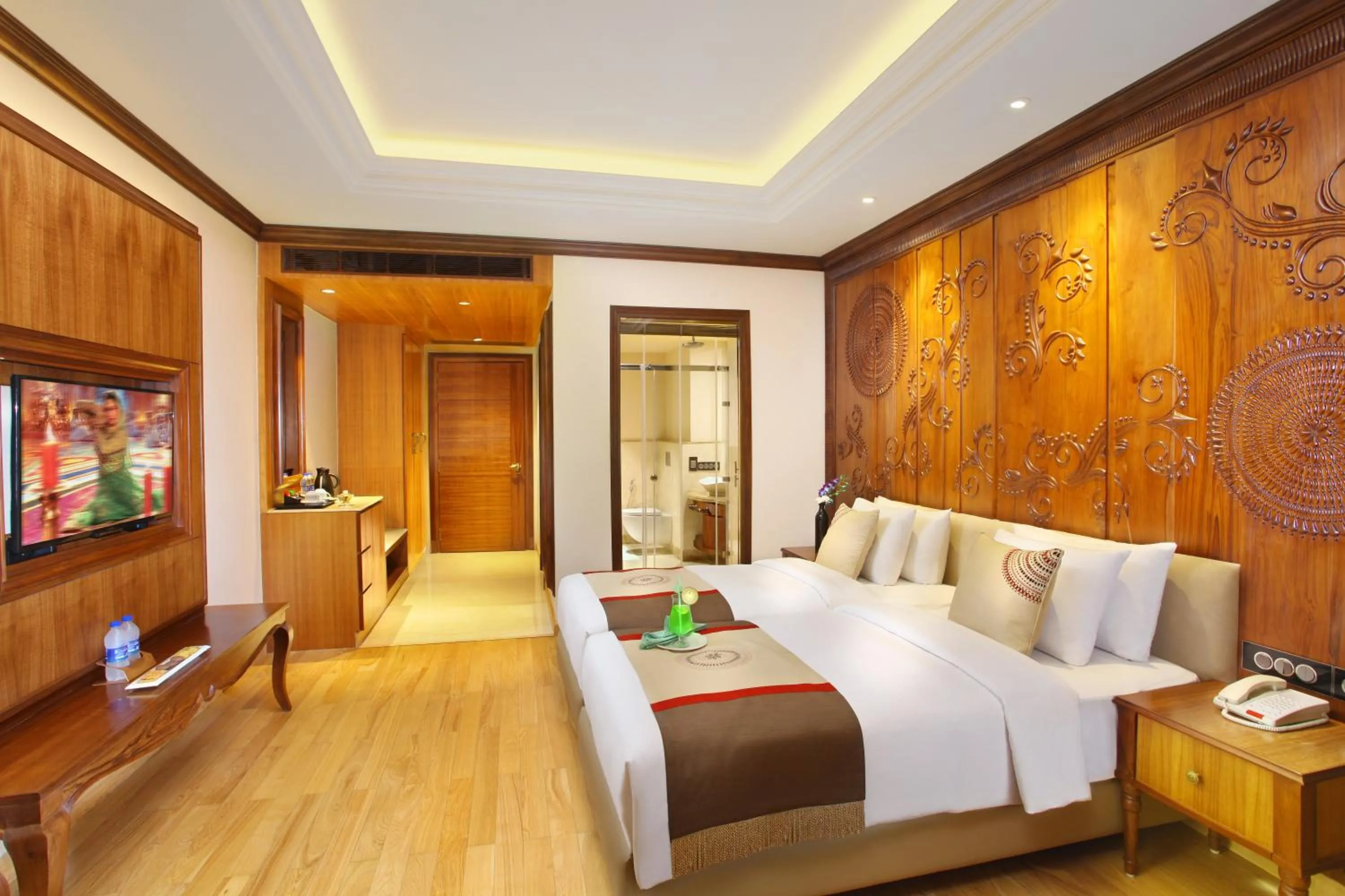 Photo of the whole room, Bed in Seven Seas Hotel