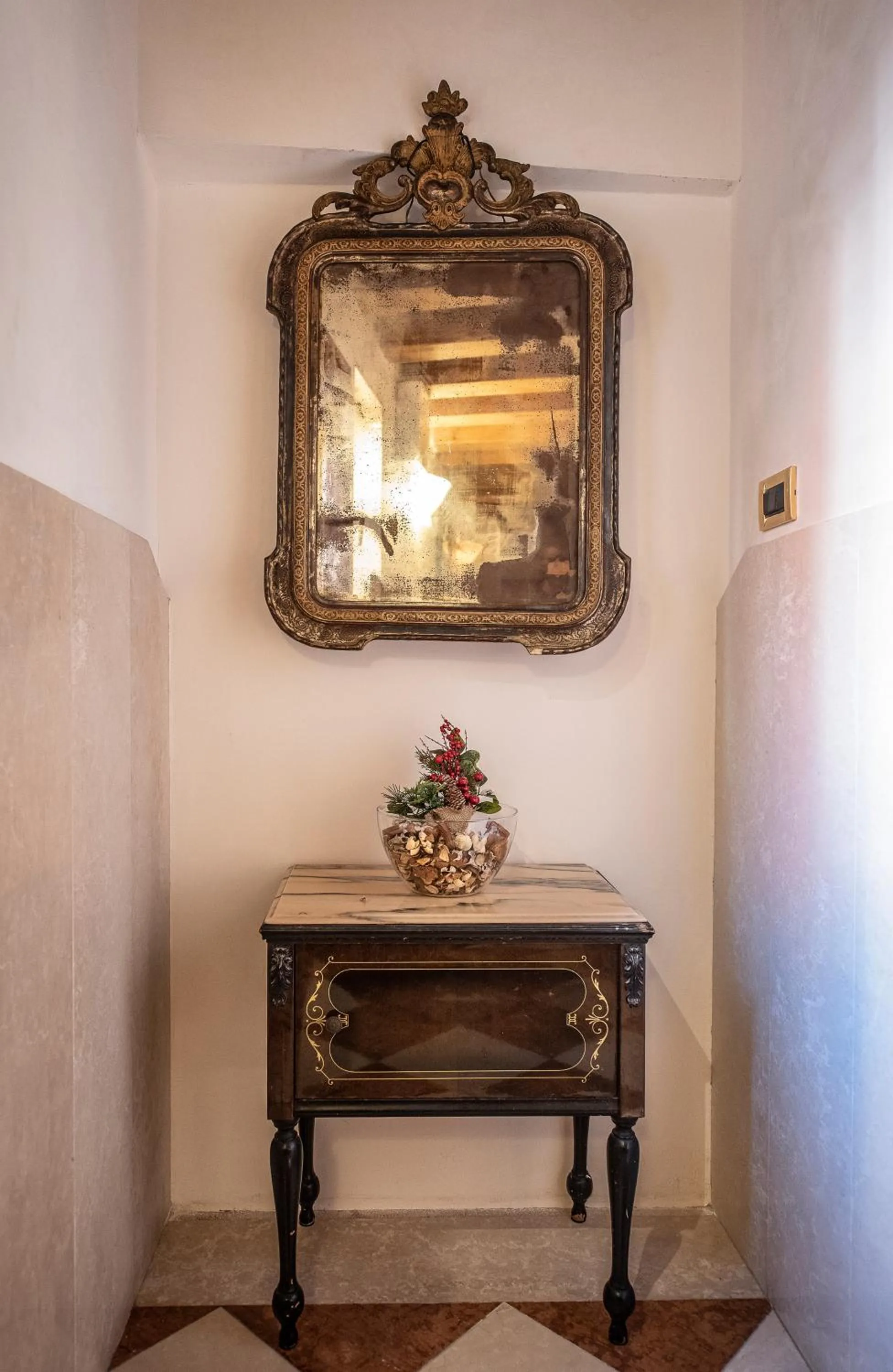 Decorative detail in Anzolo Palace - Rooms & Apartments