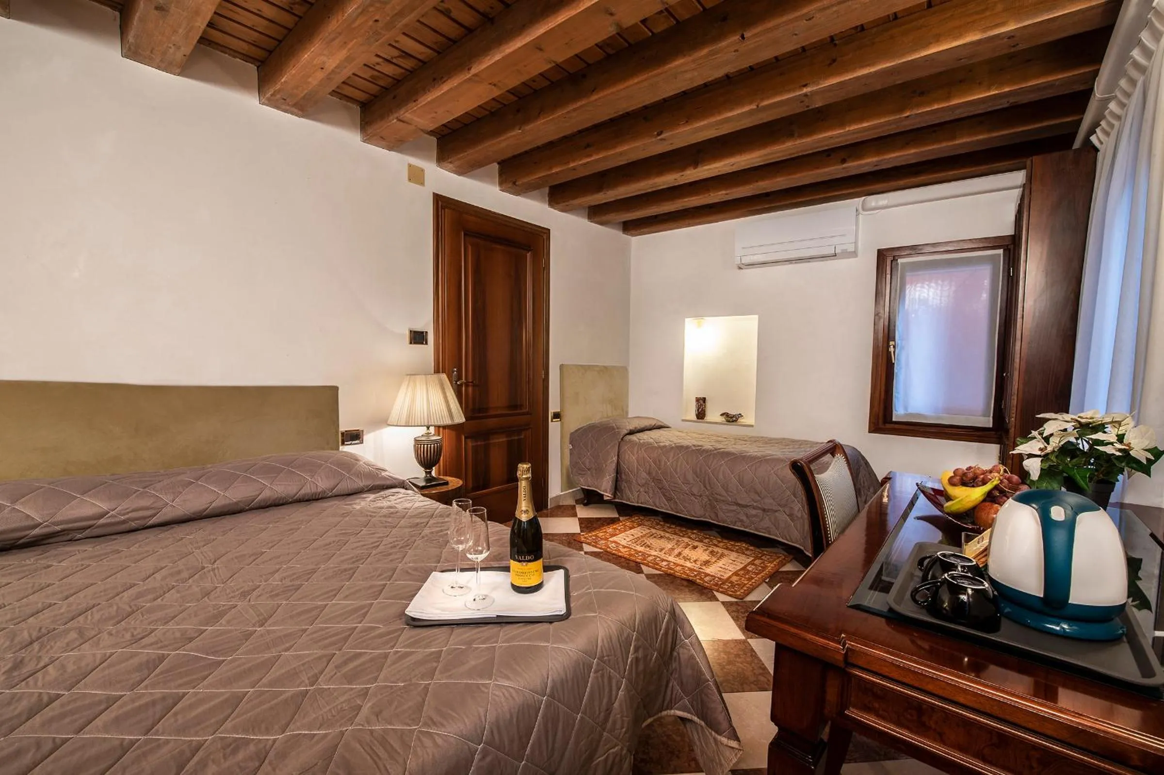 Photo of the whole room, Bed in Anzolo Palace - Rooms & Apartments