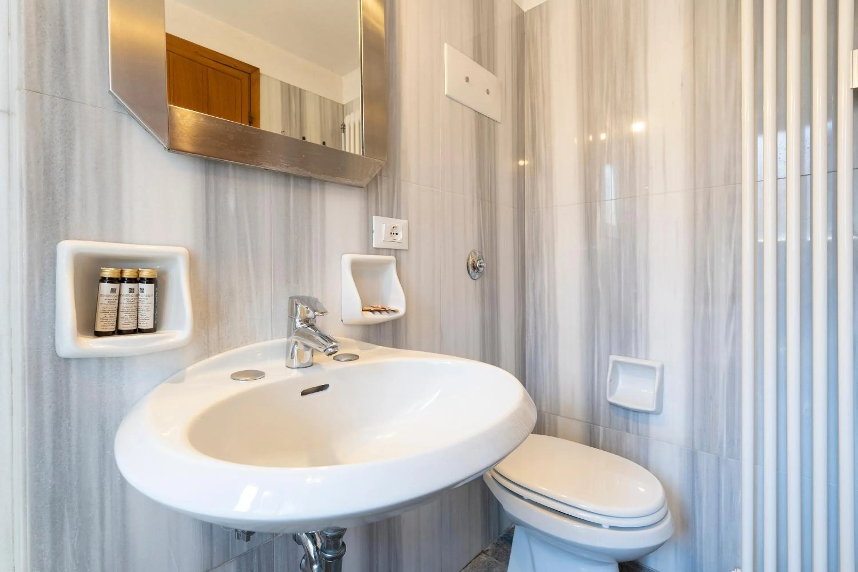 Shower in Anzolo Palace - Rooms & Apartments