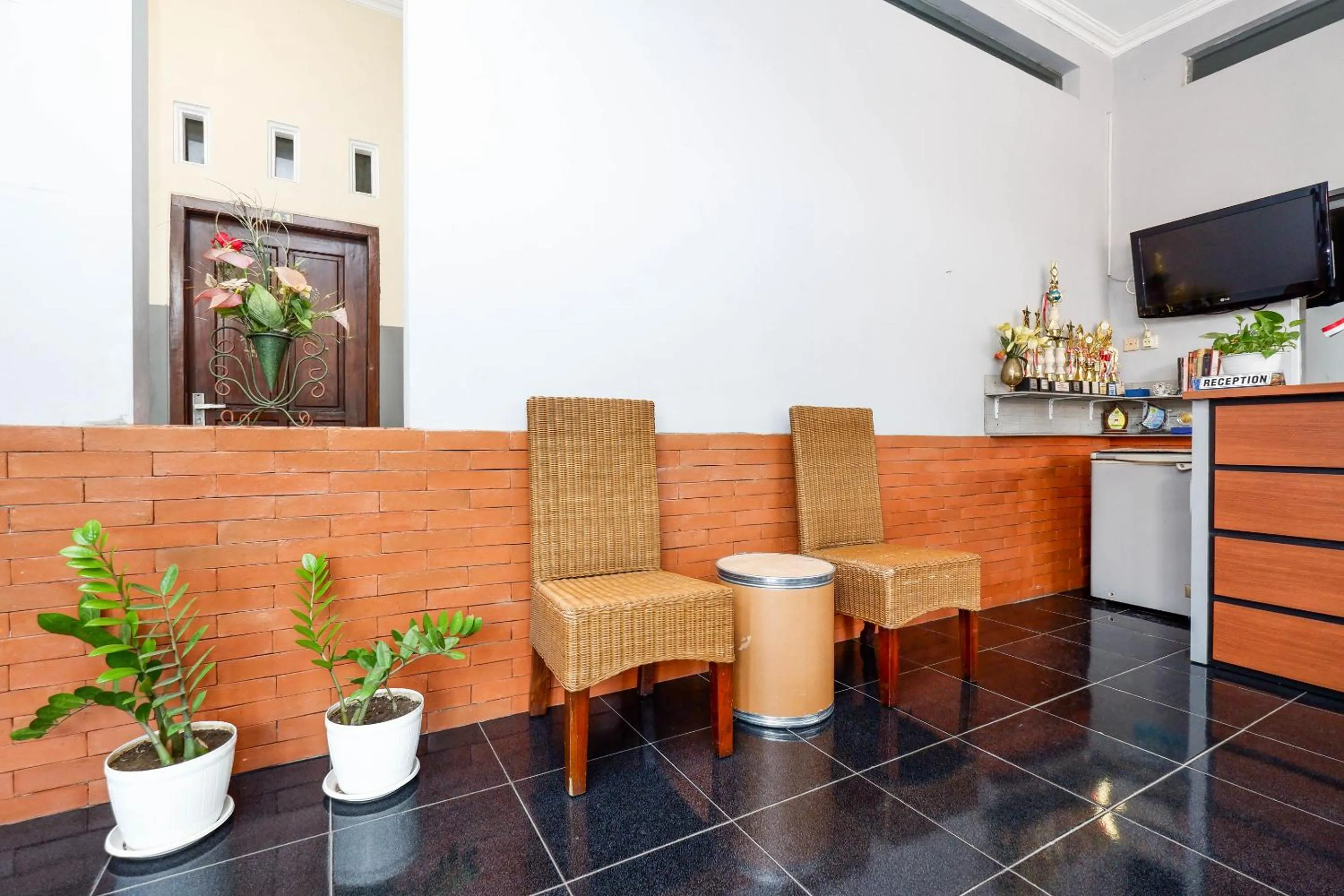 Lobby or reception in Hotel O Solo Point Guest House Syariah