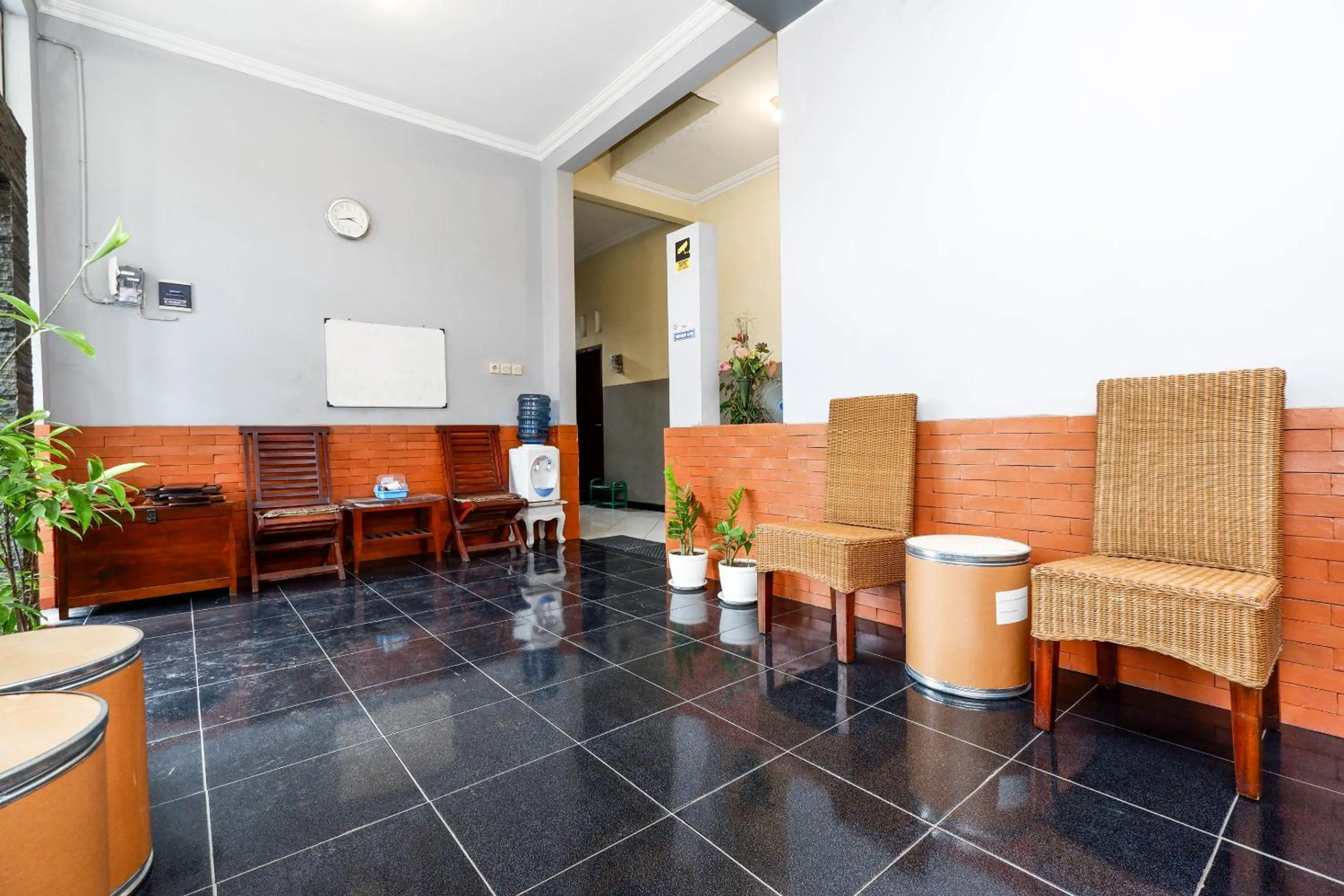 Lobby or reception in Hotel O Solo Point Guest House Syariah