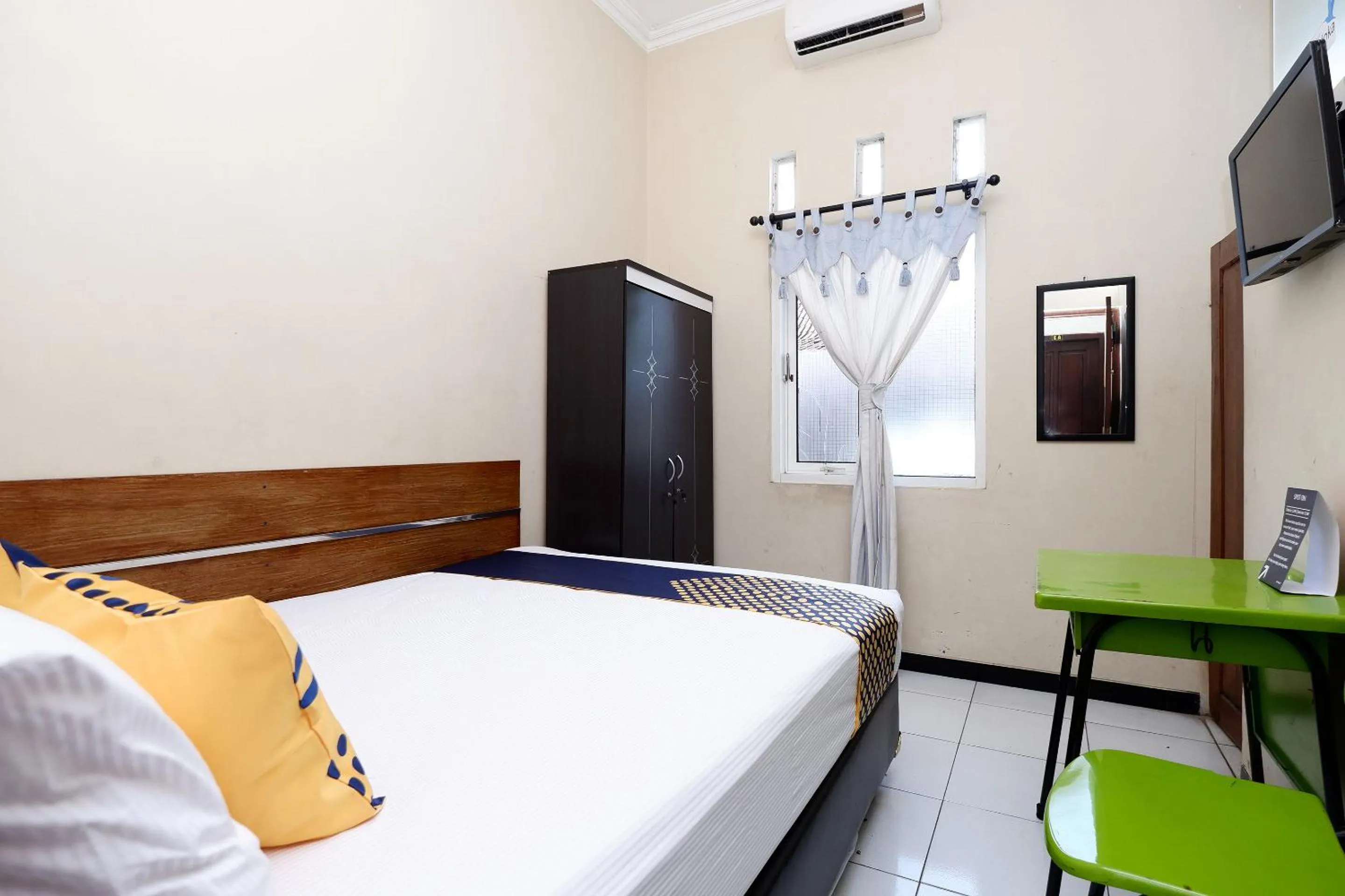 Bedroom, Bed in Hotel O Solo Point Guest House Syariah
