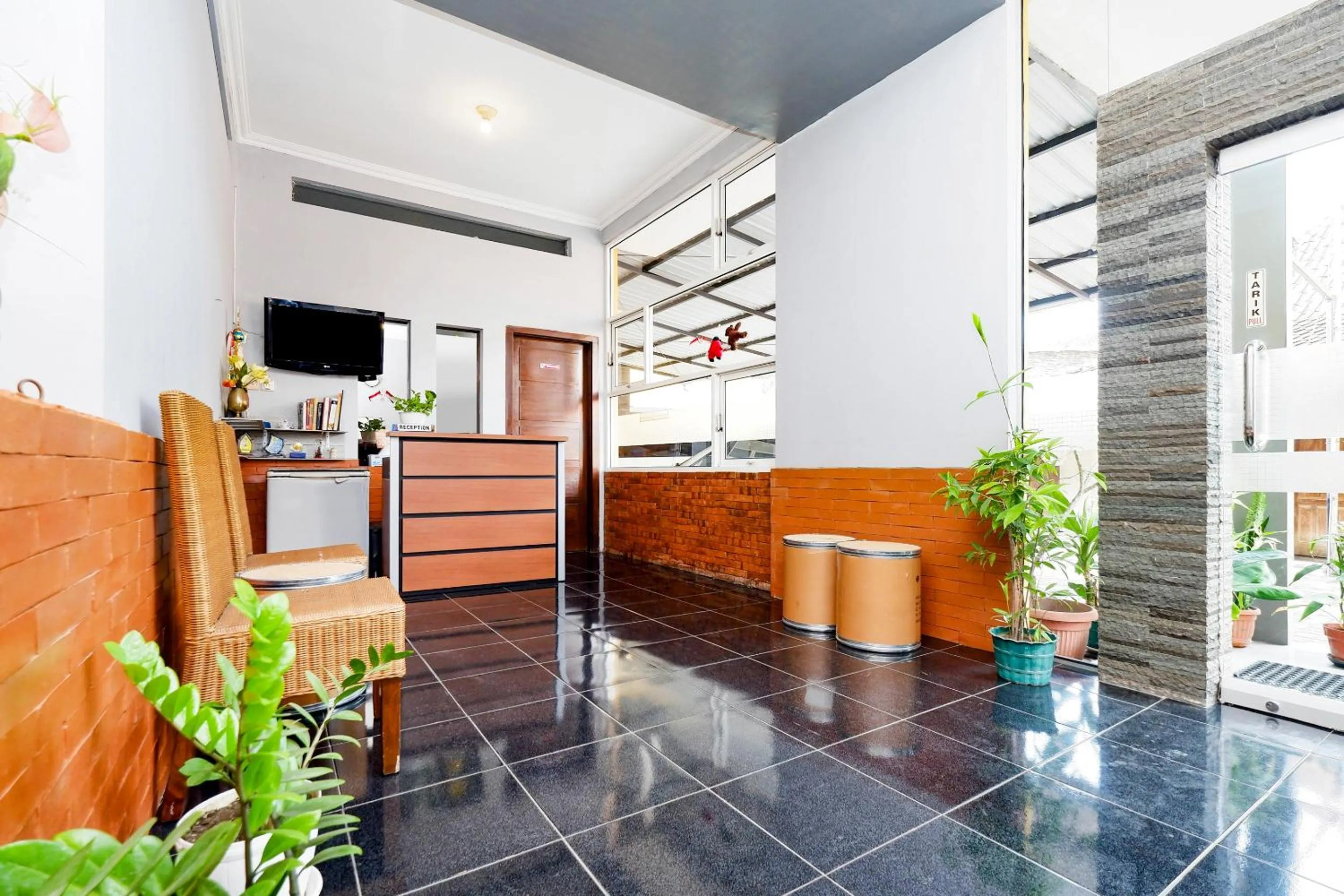 Lobby or reception in Hotel O Solo Point Guest House Syariah