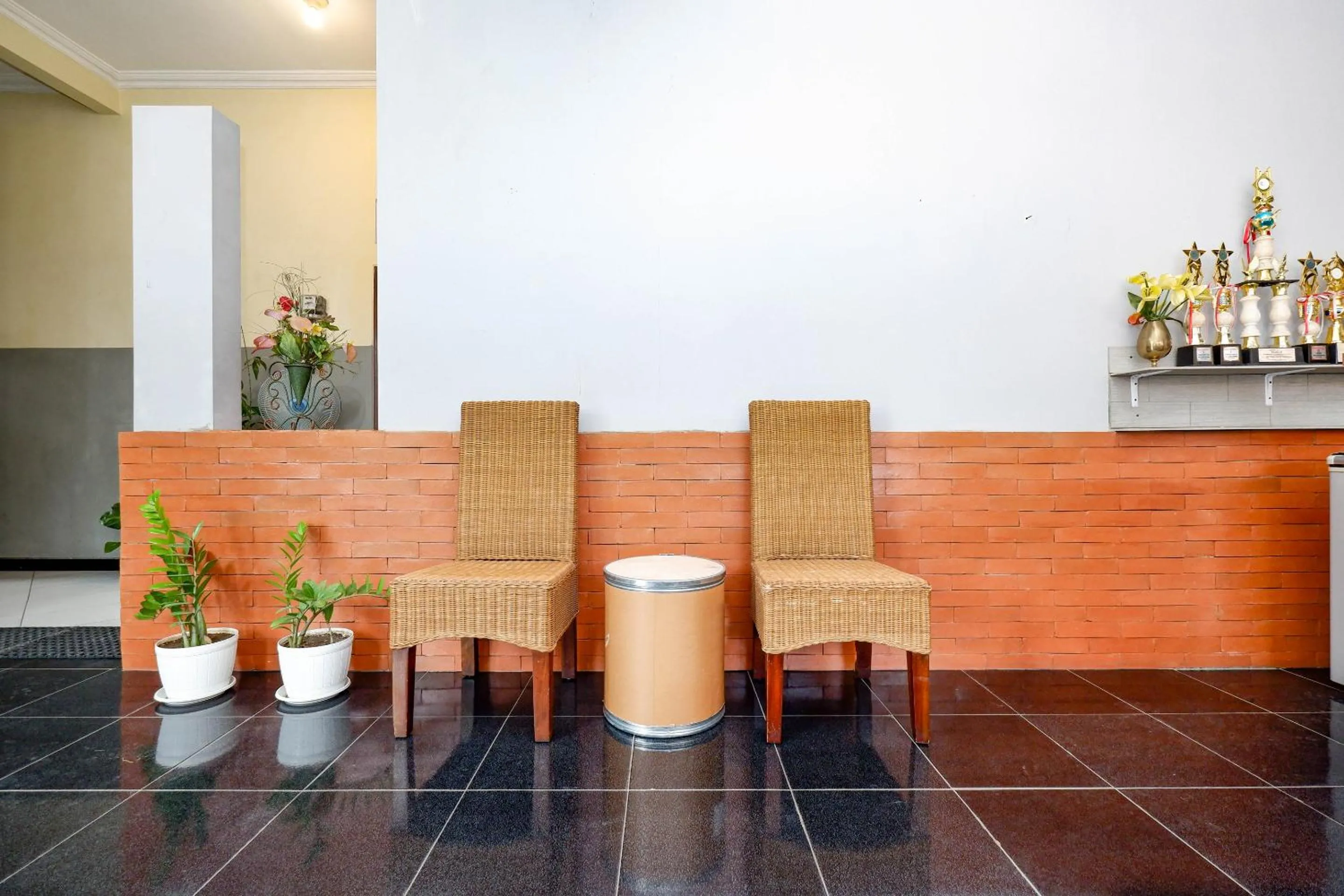 Lobby or reception in Hotel O Solo Point Guest House Syariah