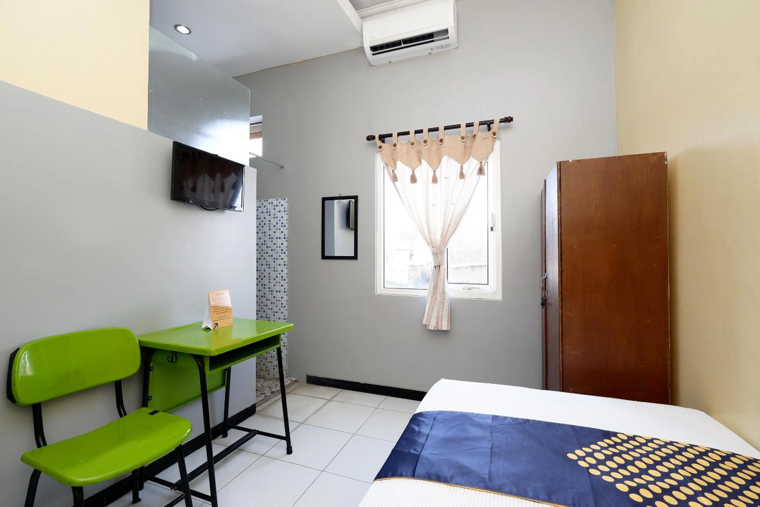 Bedroom, Bed in Hotel O Solo Point Guest House Syariah