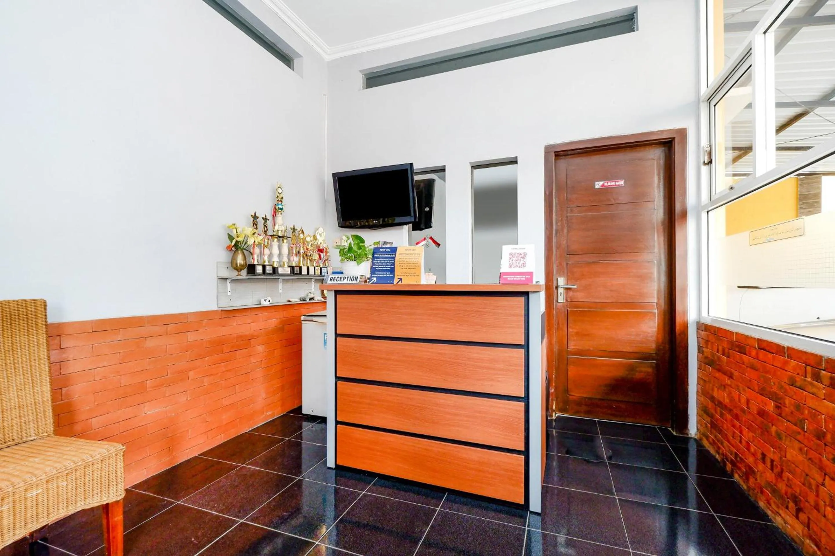 Lobby or reception in Hotel O Solo Point Guest House Syariah