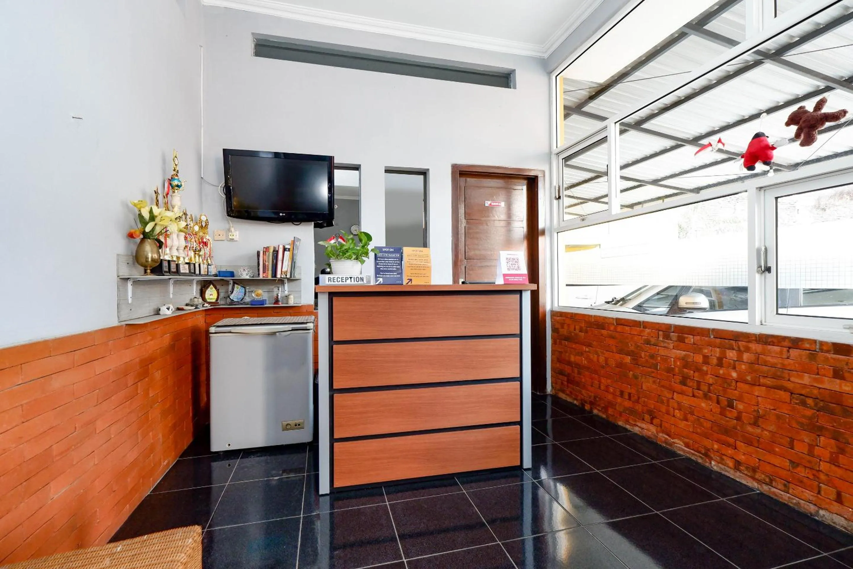 Lobby or reception in Hotel O Solo Point Guest House Syariah