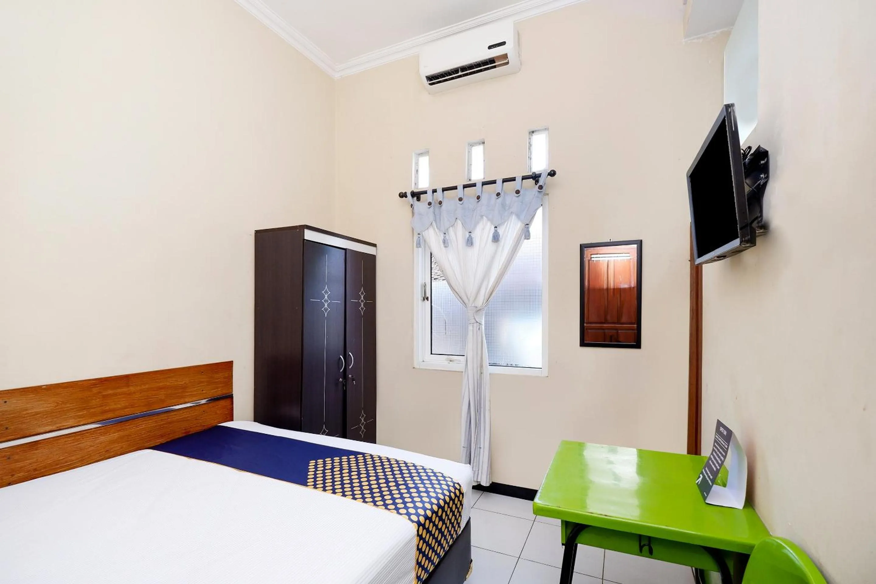 Bedroom, Bed in Hotel O Solo Point Guest House Syariah