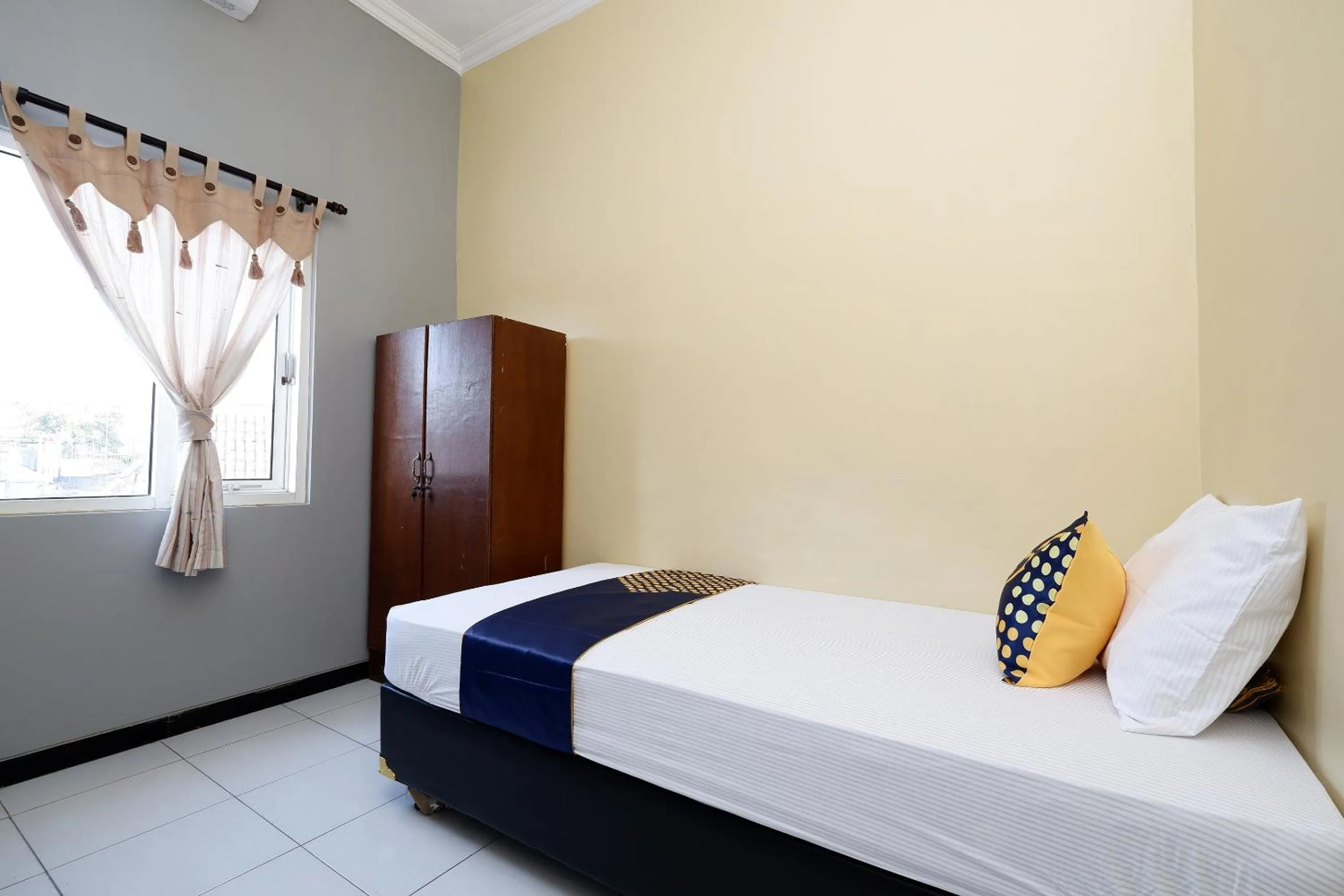 Bedroom, Bed in Hotel O Solo Point Guest House Syariah