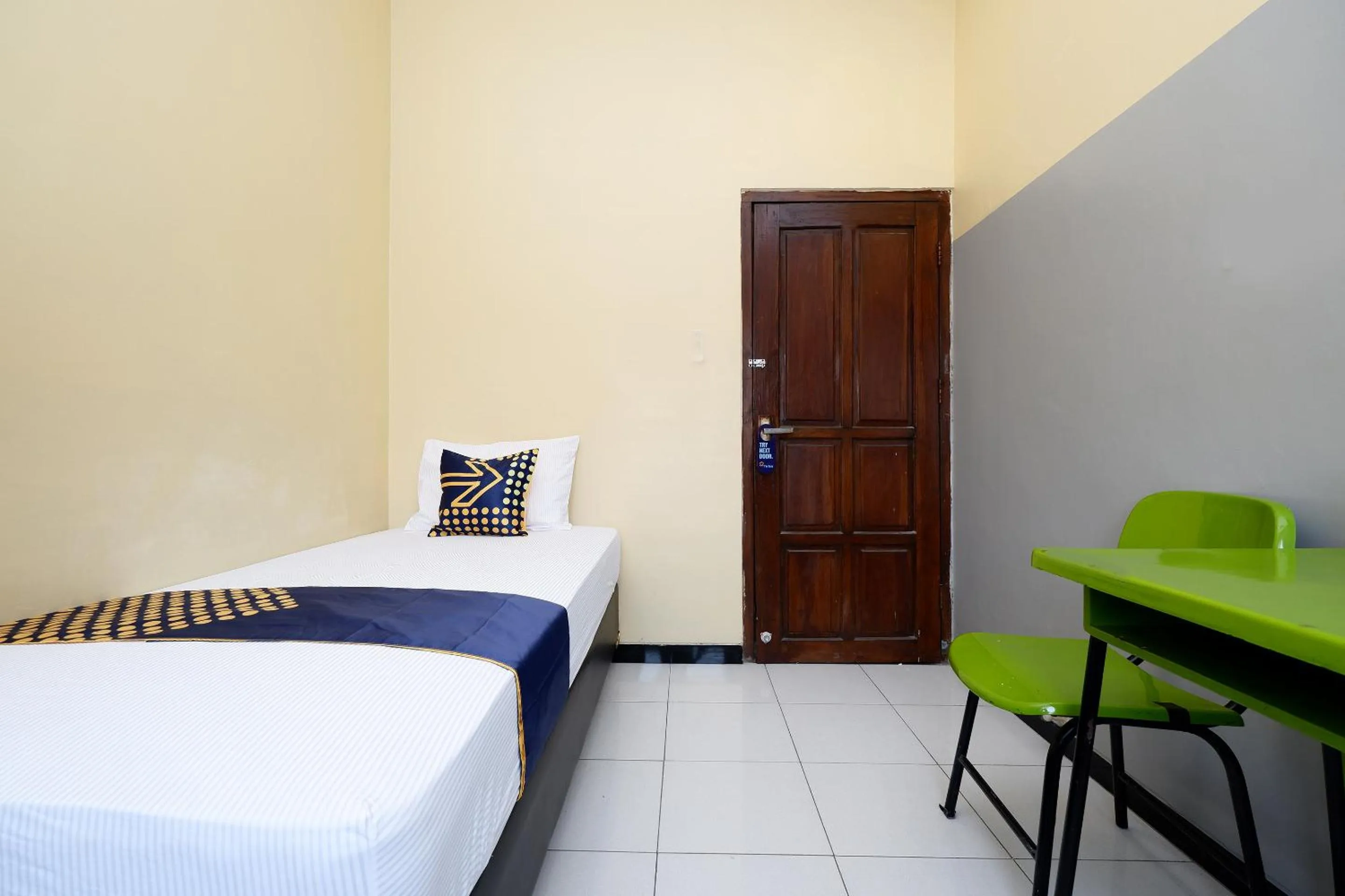 Bedroom, Bed in Hotel O Solo Point Guest House Syariah
