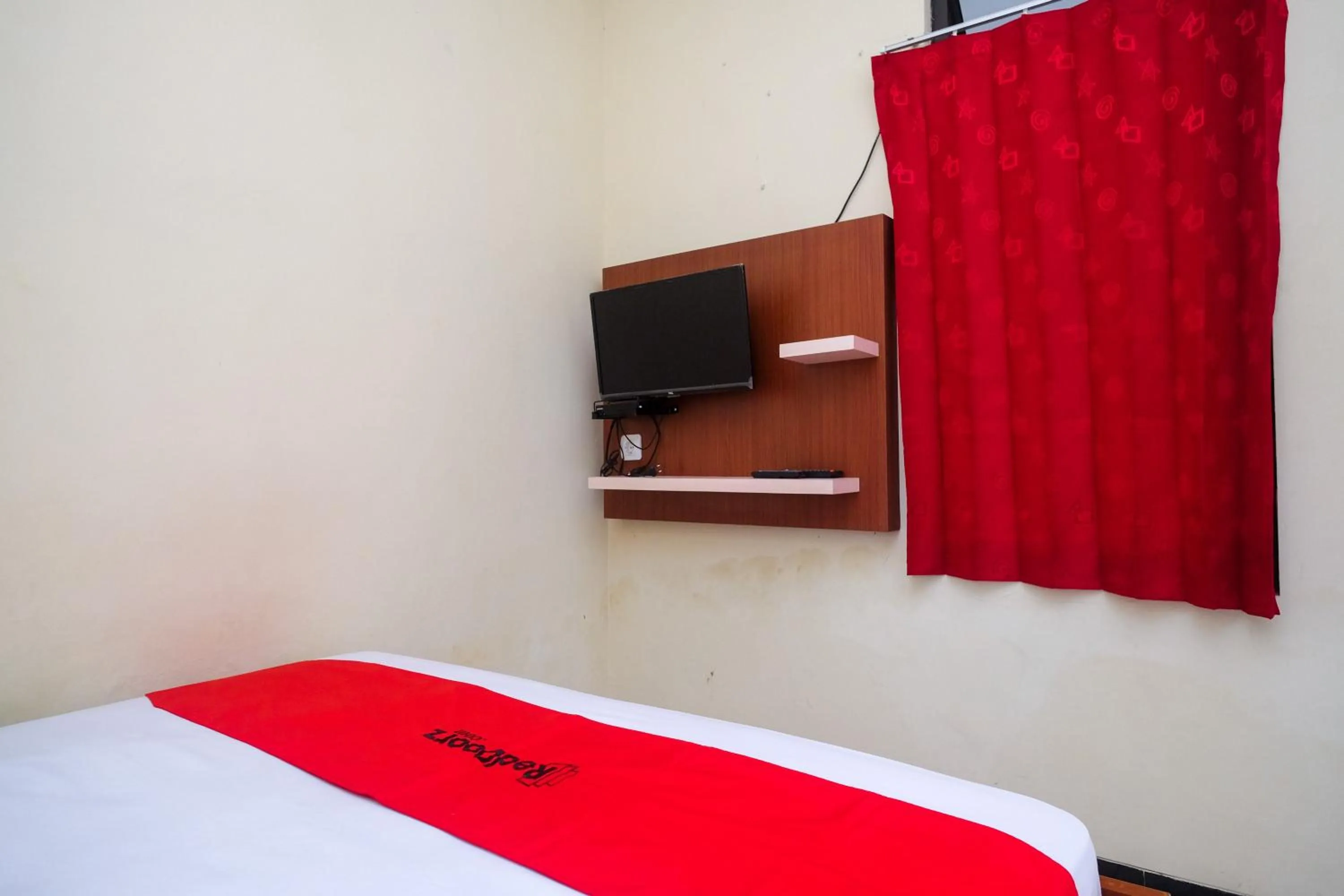 Bed in RedDoorz near Candi Sukuh Karanganyar