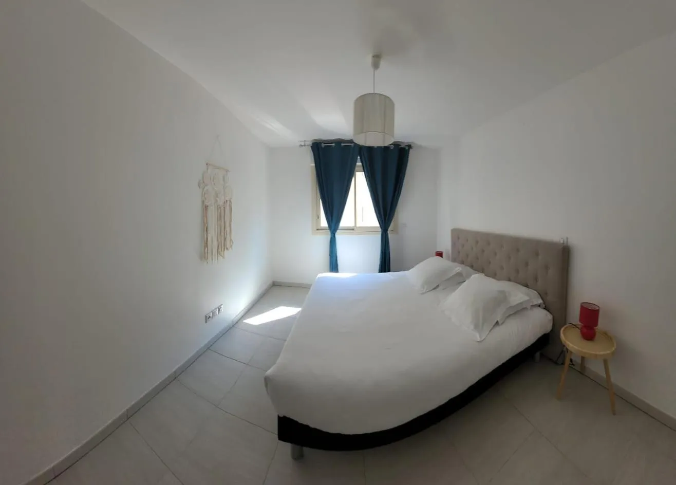 Bed in Hôtel Montaigne & Spa - Cannes Centre