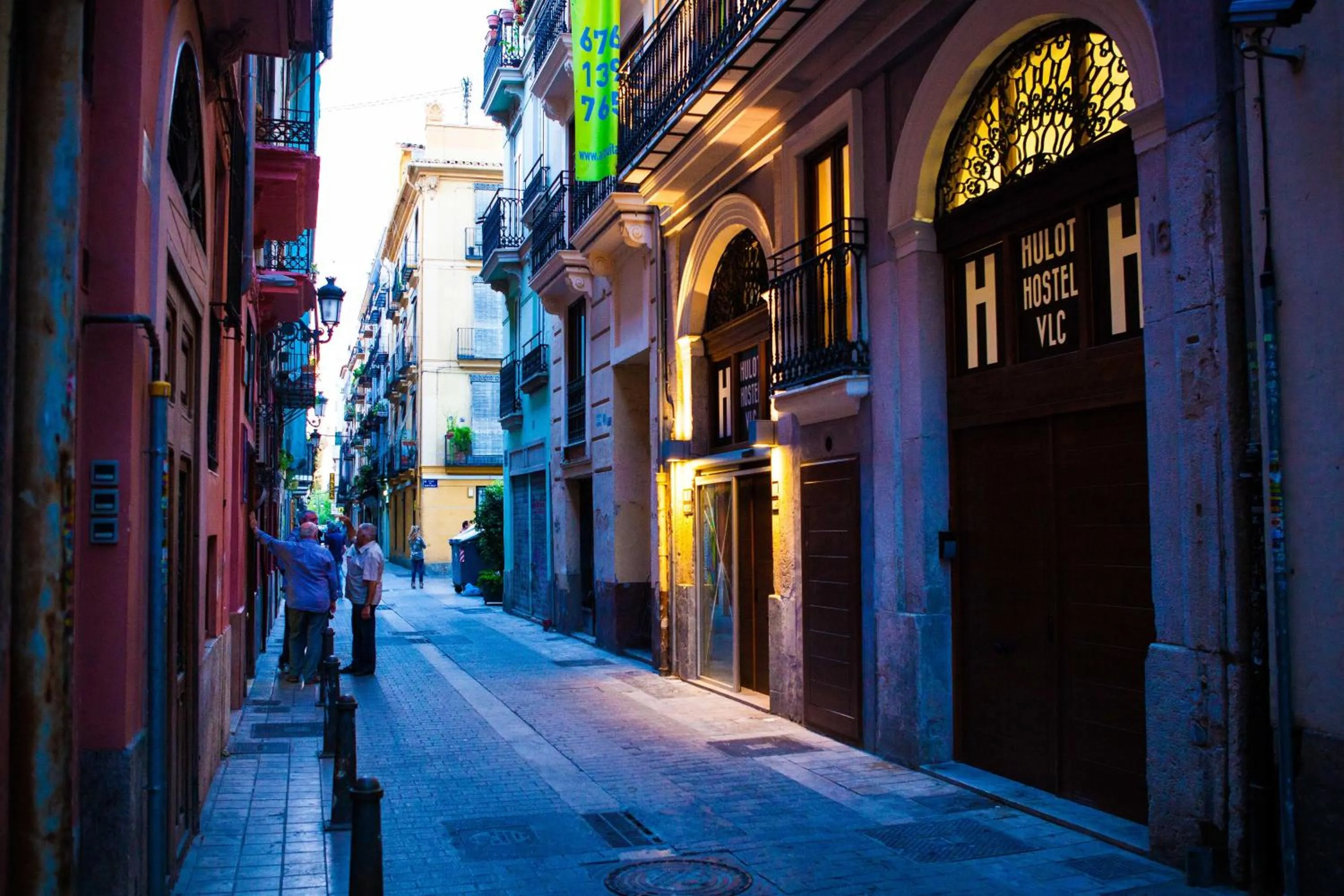 Facade/entrance in Hulot B&B Valencia