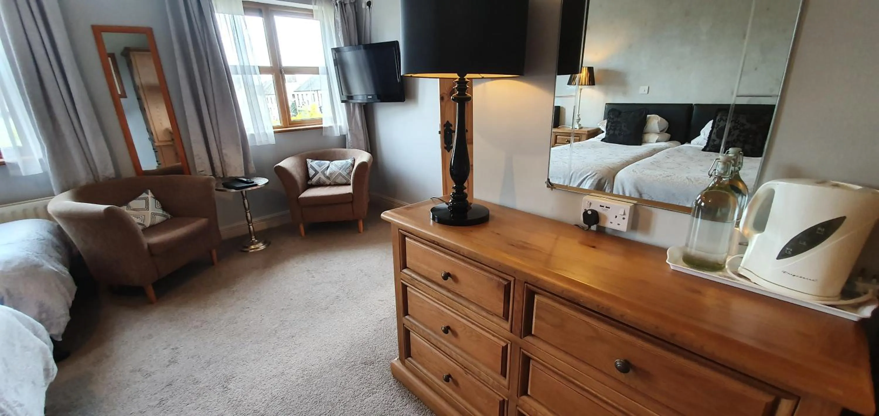 Seating area, Bed in Church View House F56H977