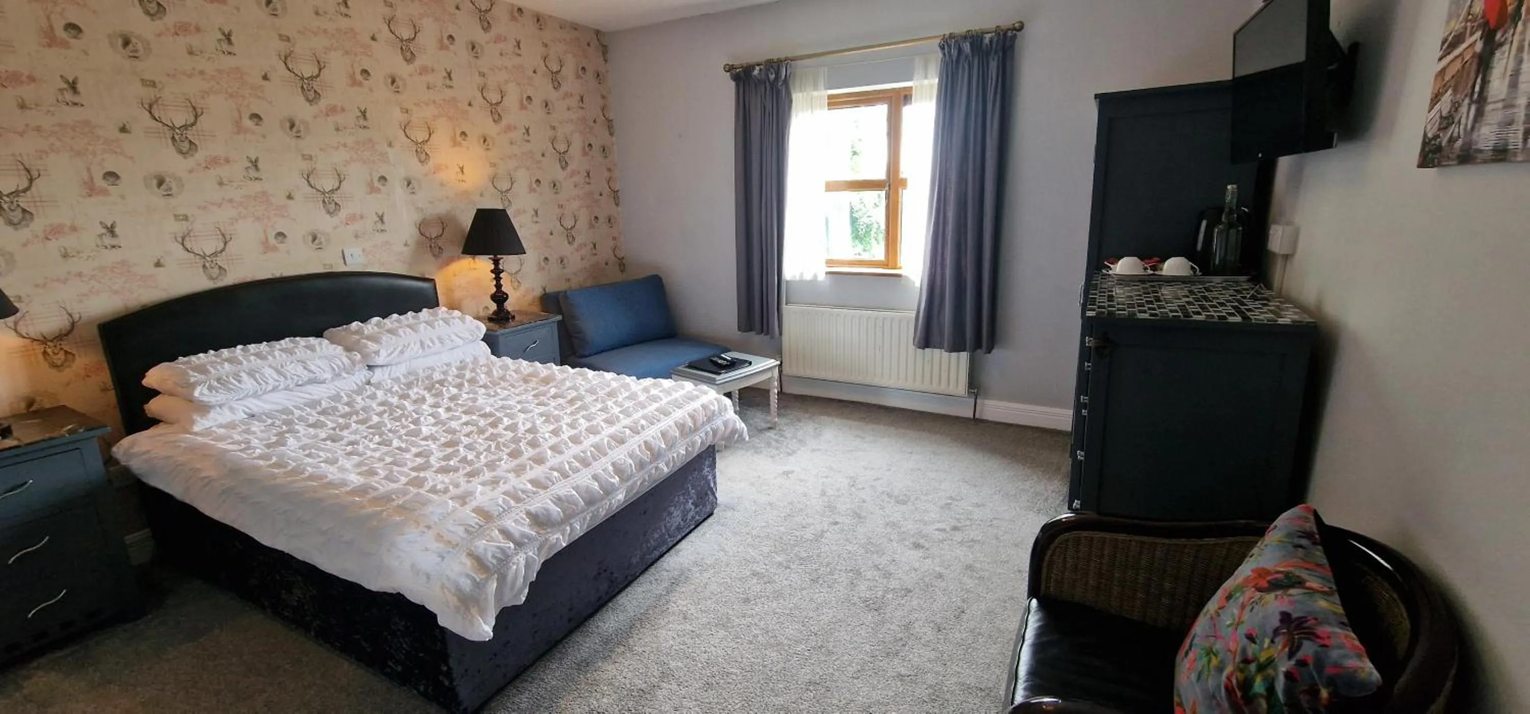 Photo of the whole room, Bed in Church View House F56H977