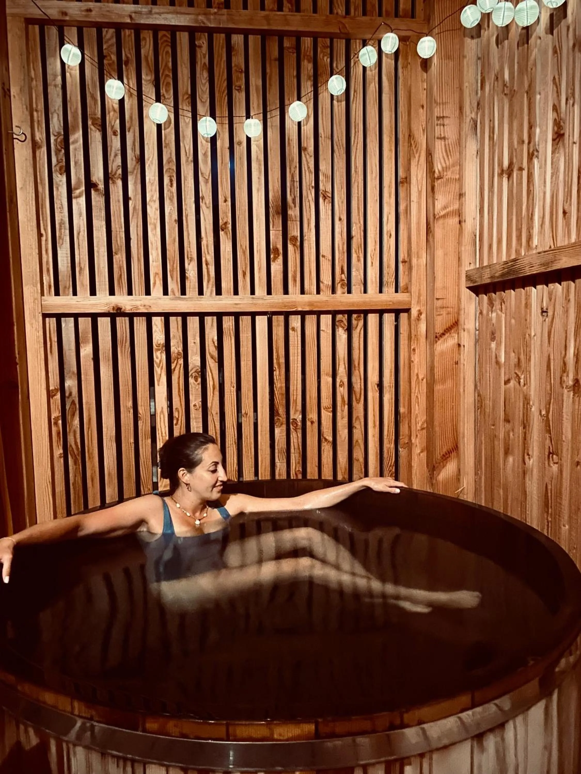 Hot Spring Bath in Les Lodges de la ViaRhôna / cabane-spa
