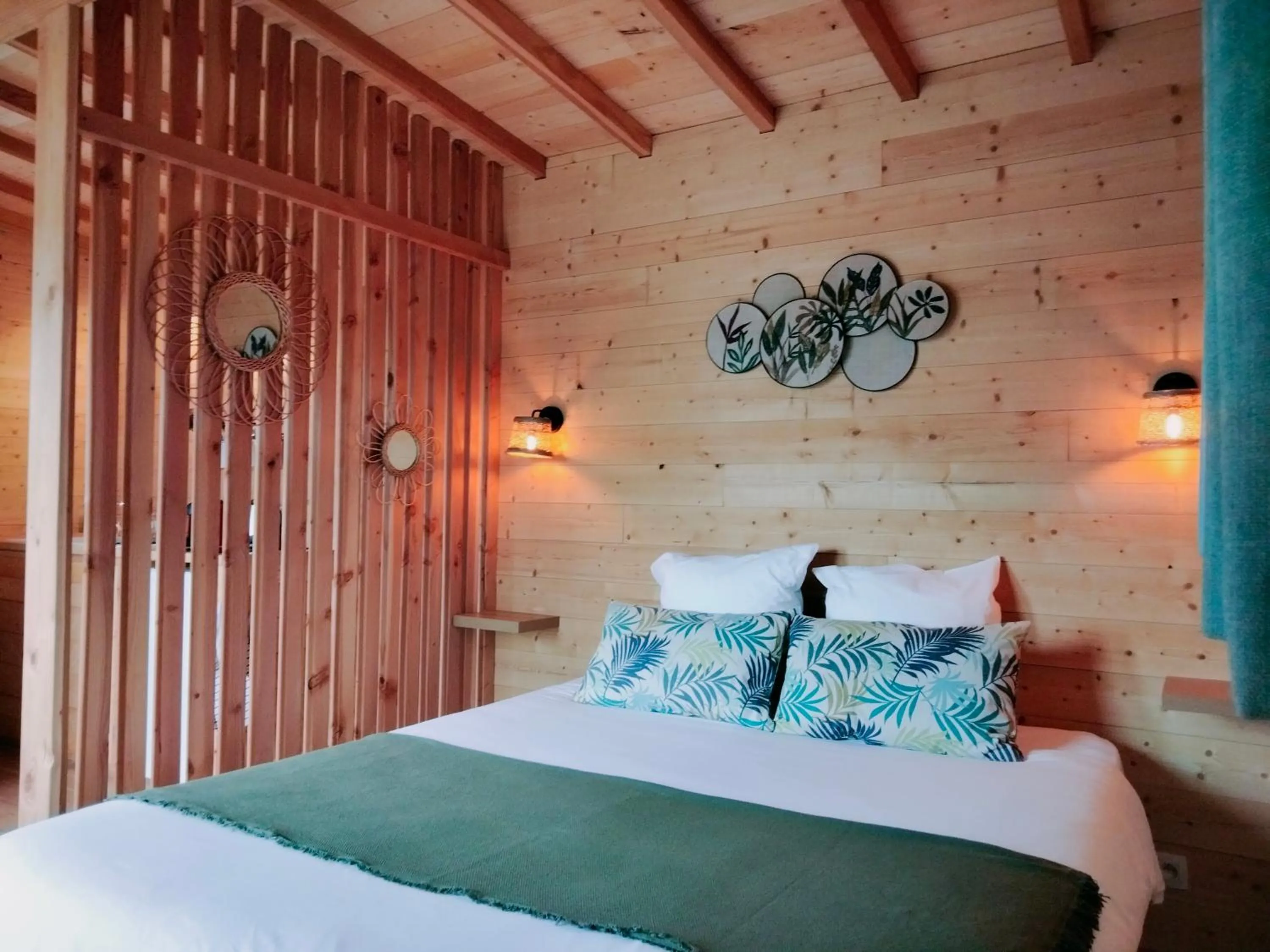 Bedroom, Bed in Les Lodges de la ViaRhôna / cabane-spa